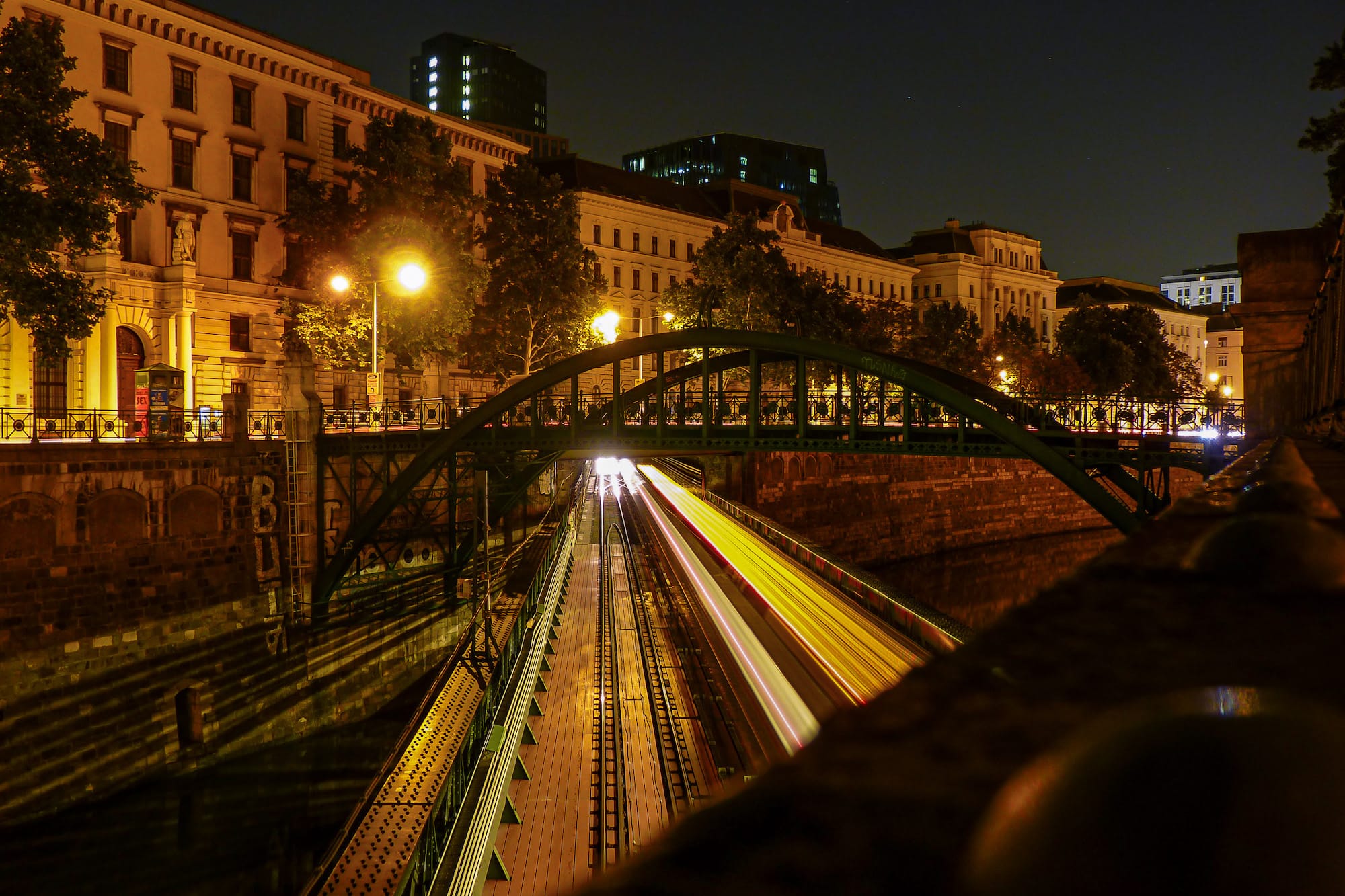 Nächtliche Zugfahrt in Wien