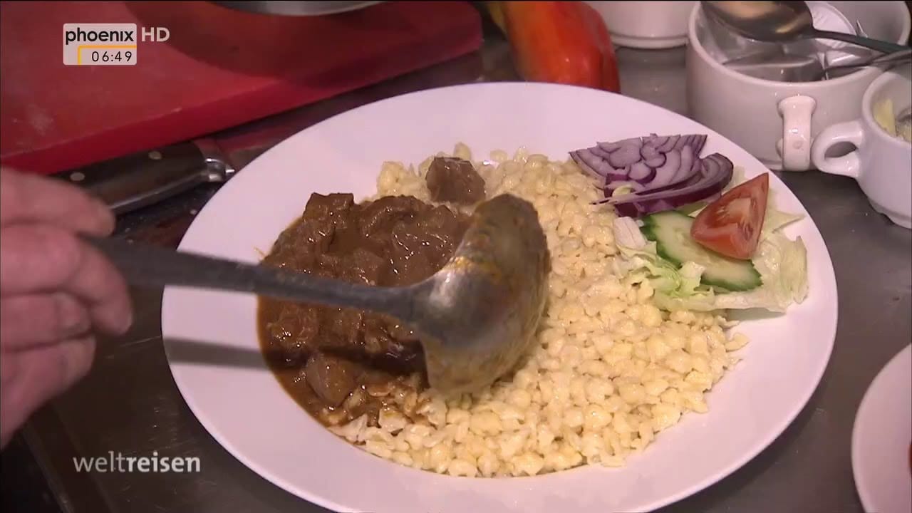 Ein Teller Gulasch mit Nockerln auf der Dokumentation "Kulinarische Gleise"