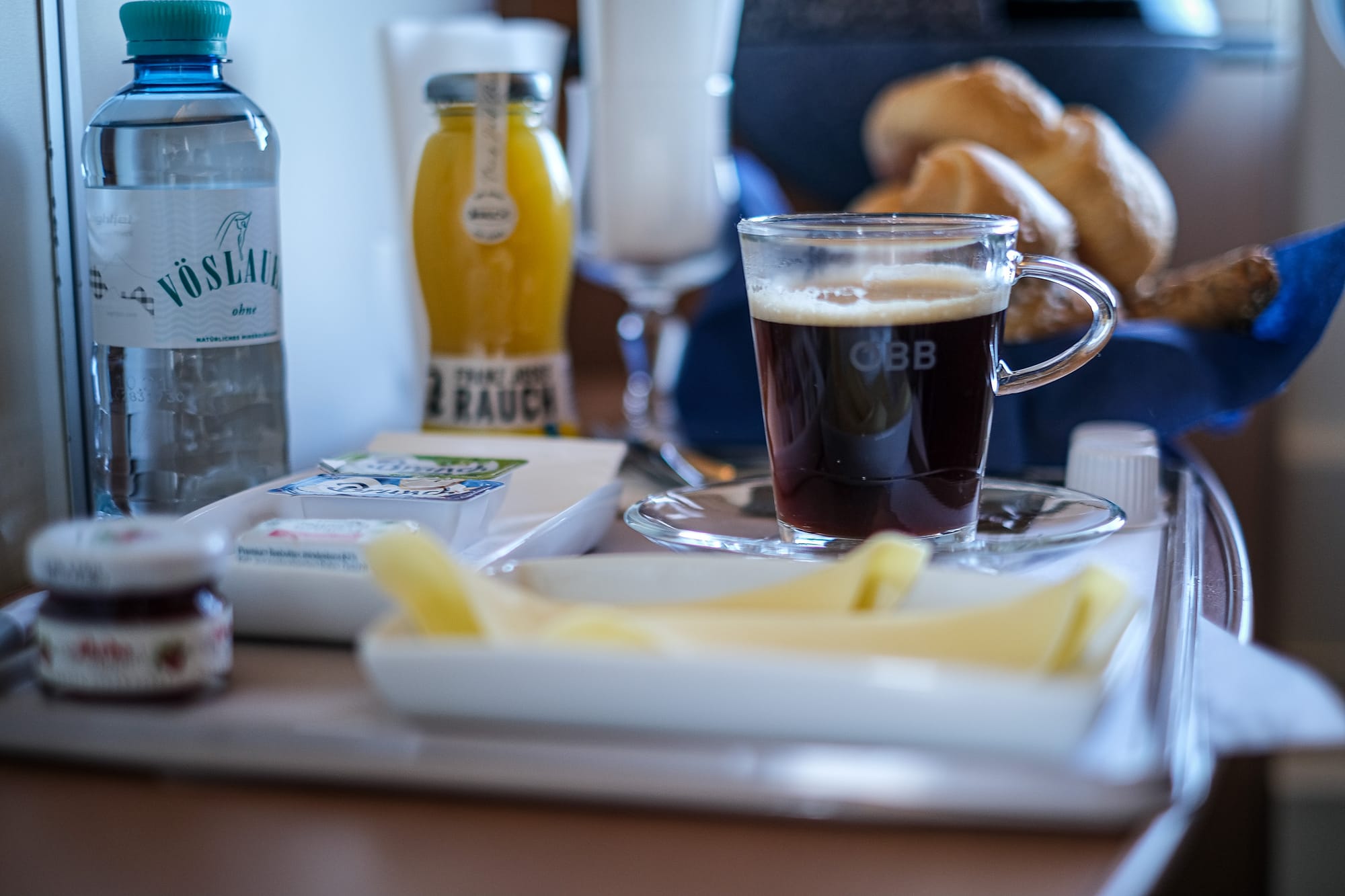 Frühstück im Schlafwagen im Nightjet nach Amsterdam