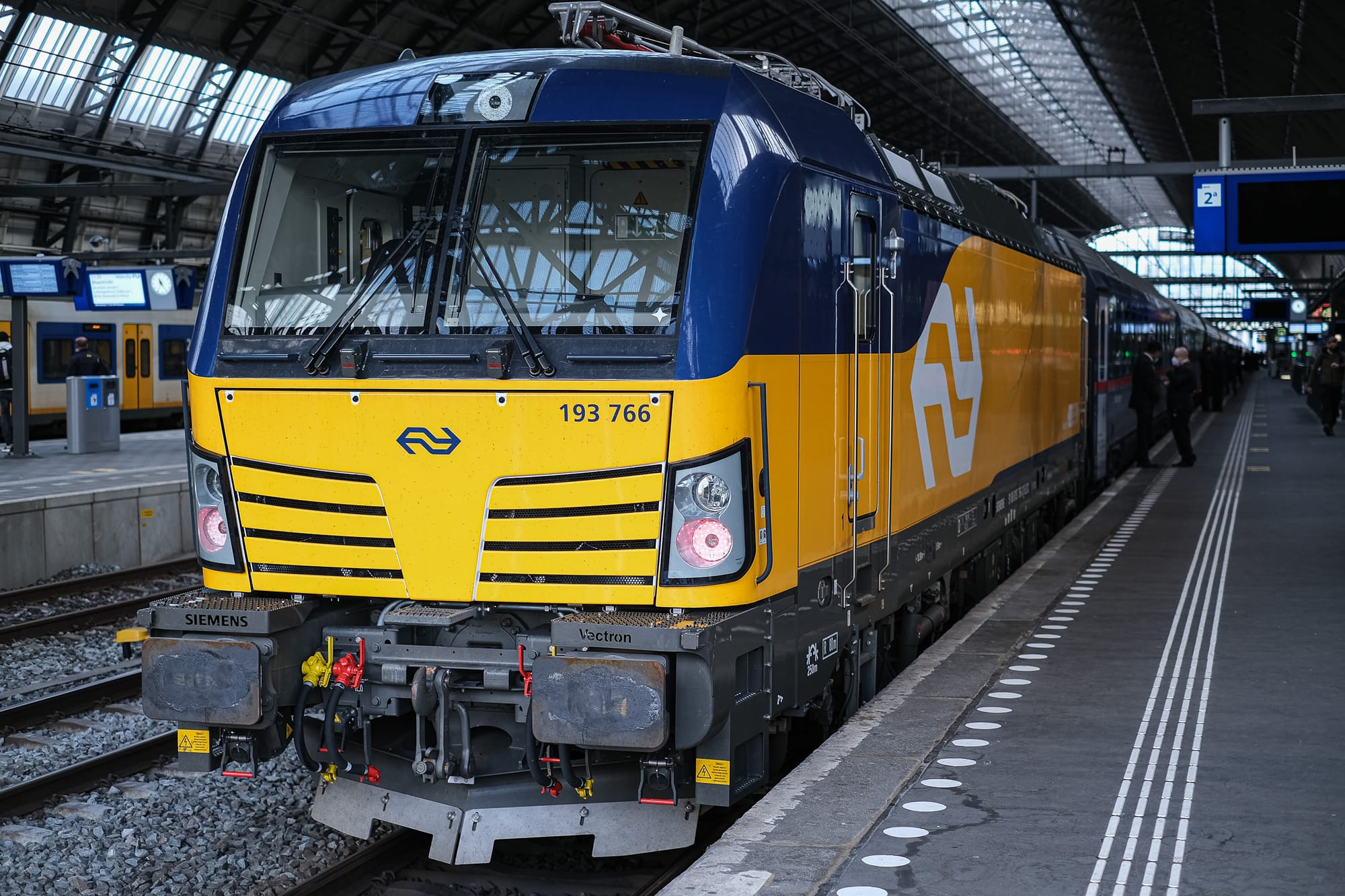 Nightjet mit niederländischer Lokomotive im Bahnhof Amsterdam