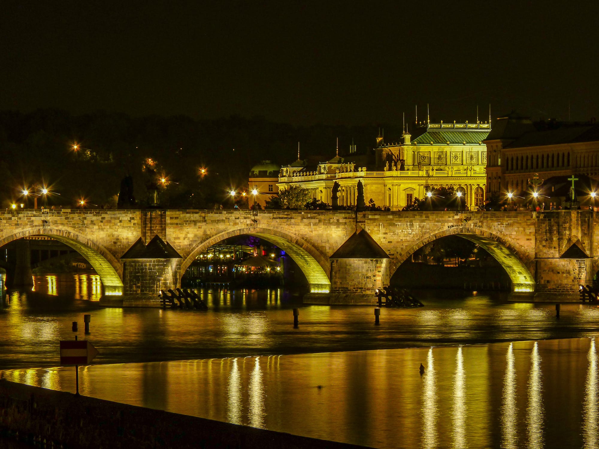 Nachtaufnahme der Karlsbrücke in Prag