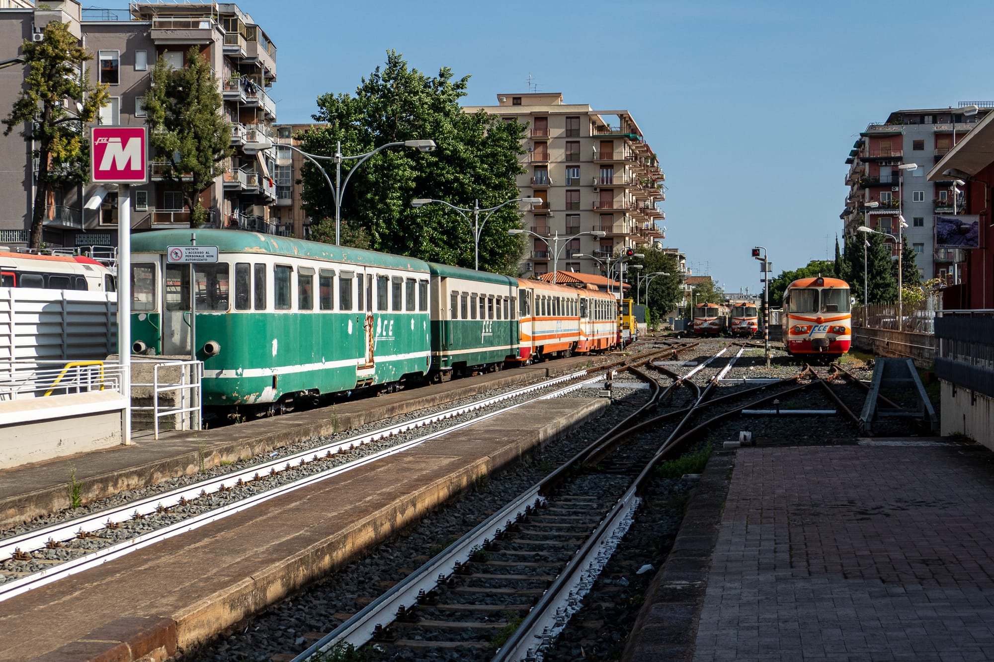 Verschiedene Triebwagen abgestellt am Bahnhof Catania Borgo