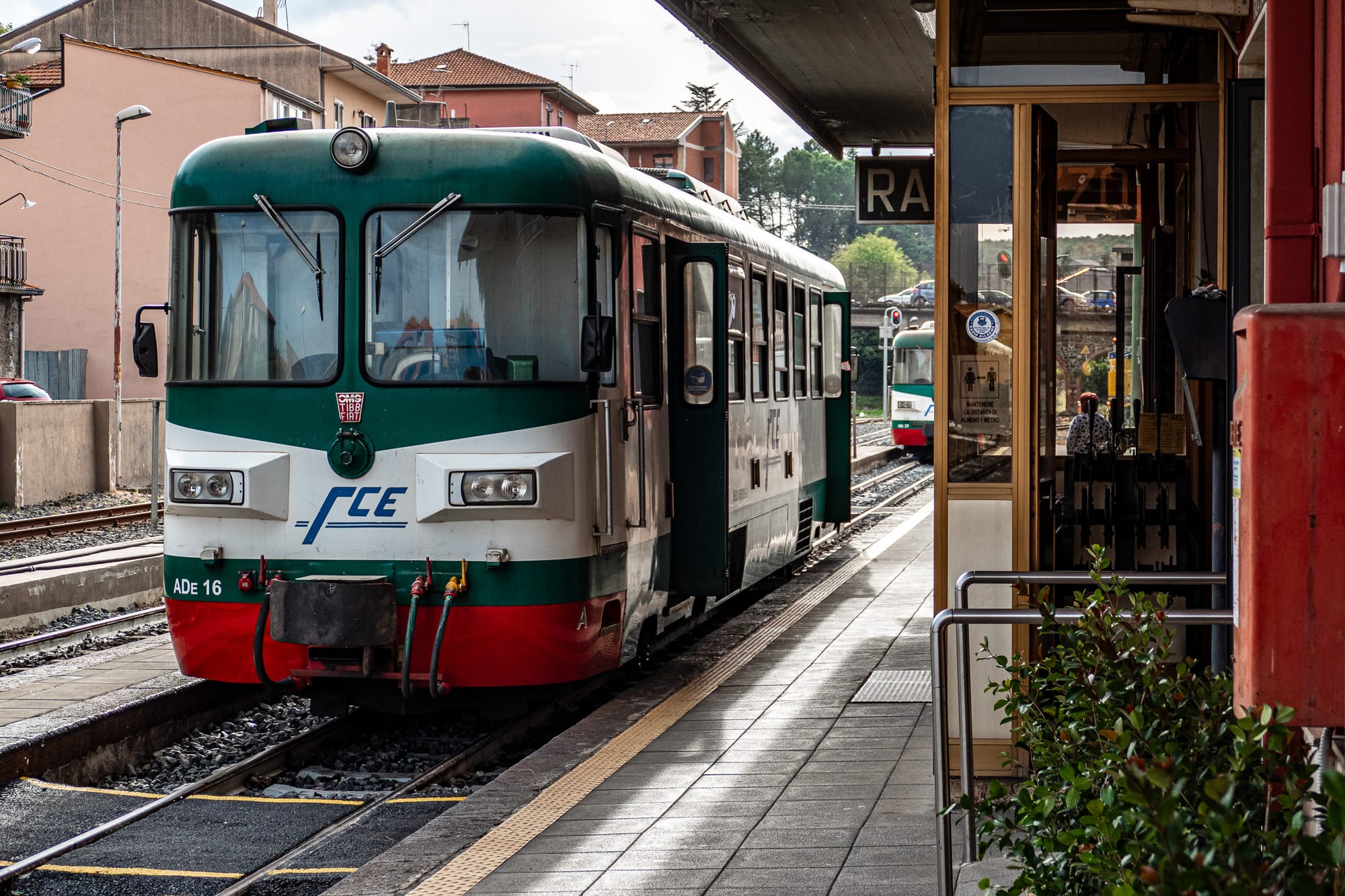 Triebwagen der FCE am Bahnsteig in Randazzo