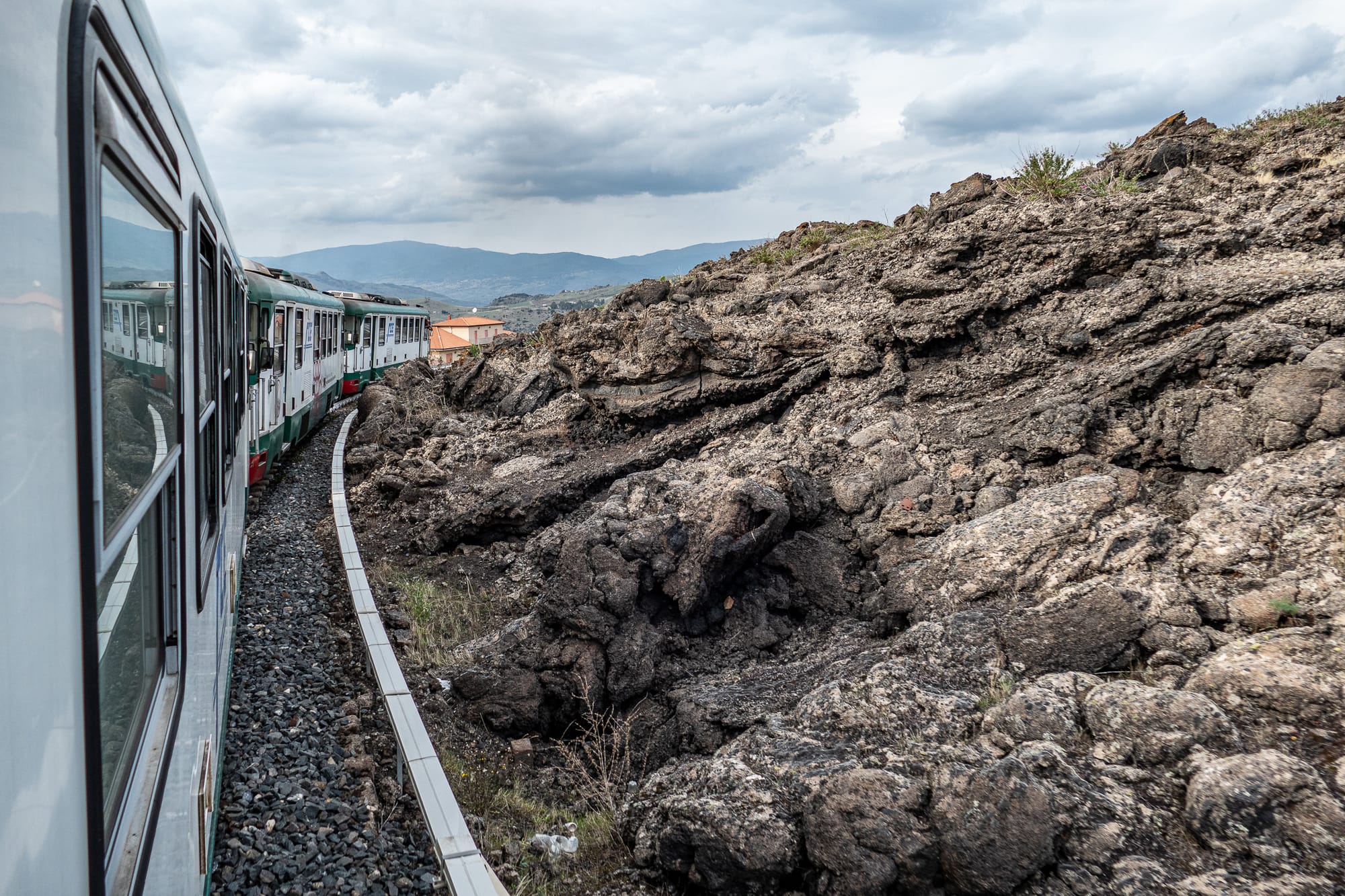 Vulkangestein vor dem geöffneten Zugfenster