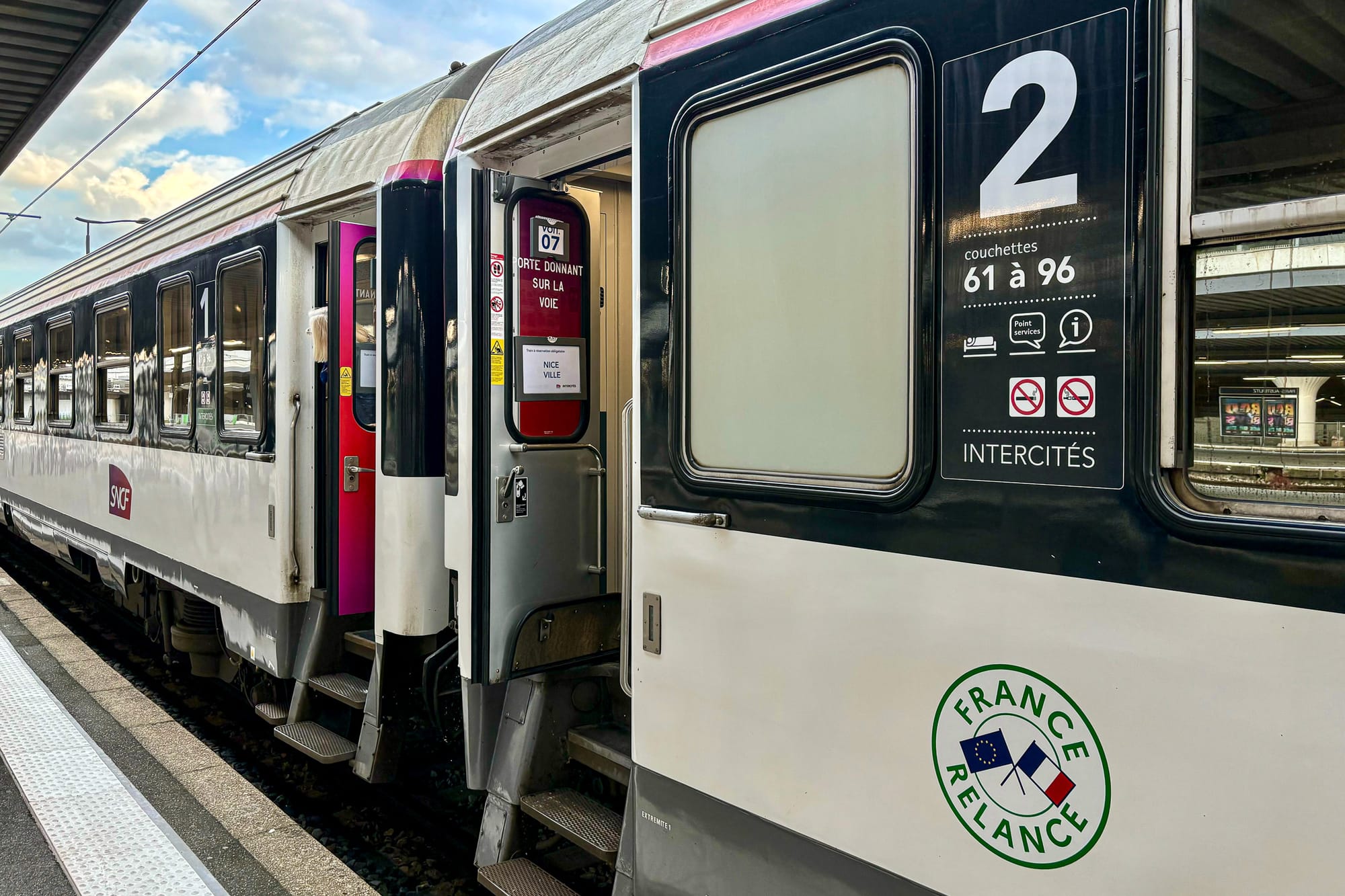 Zwei Liegewagen des Intercités de Nuit am Bahnsteig