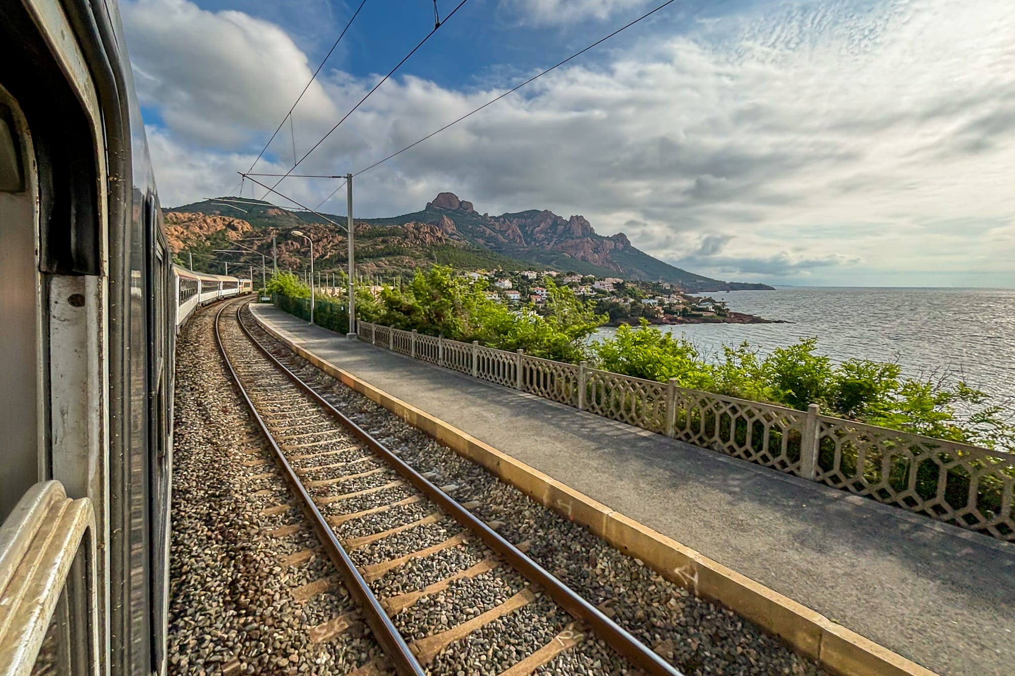 Der Zug legt sich in die Kurve vor dem Bergmassiv des Esterel