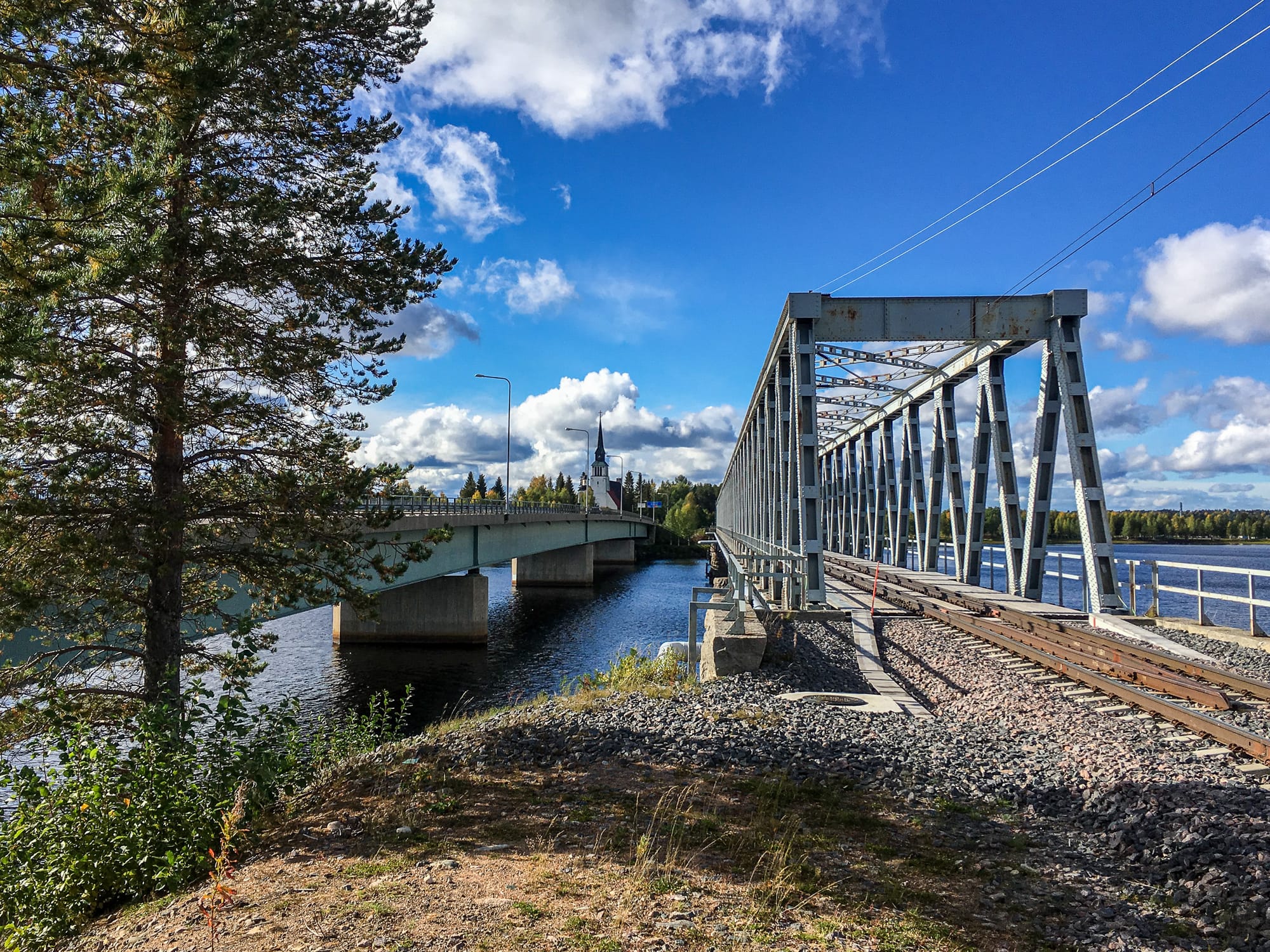 Eisenbahnbrücke in Kemijärvi, im Hintergrund die Kirche