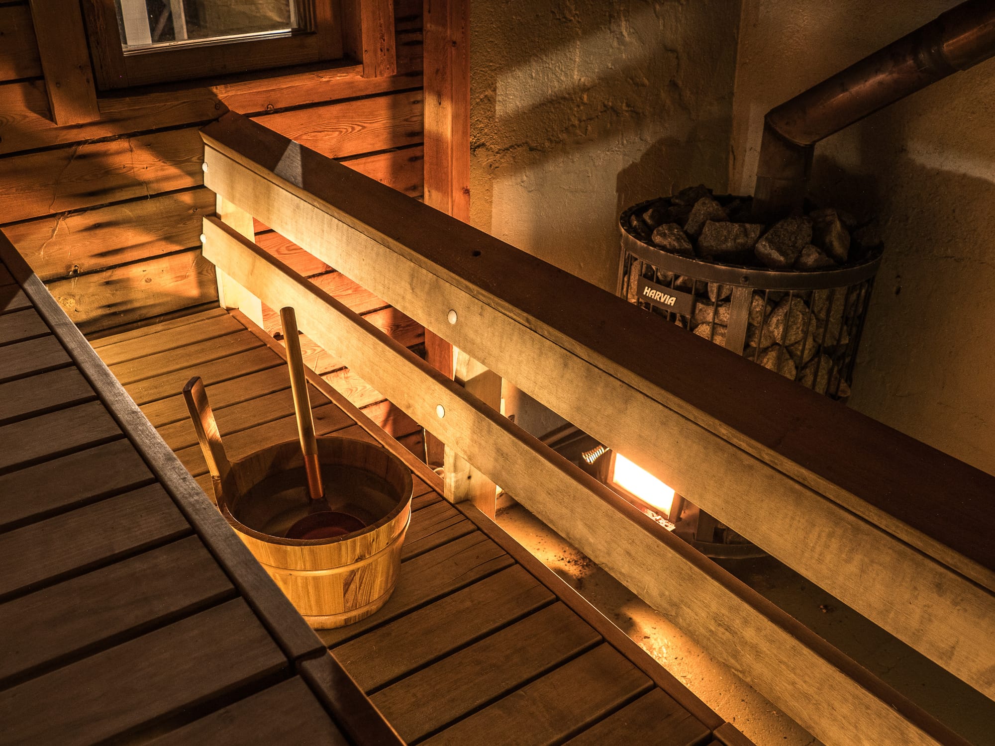 Sauna mit Wasserbehälter und Saunaofen