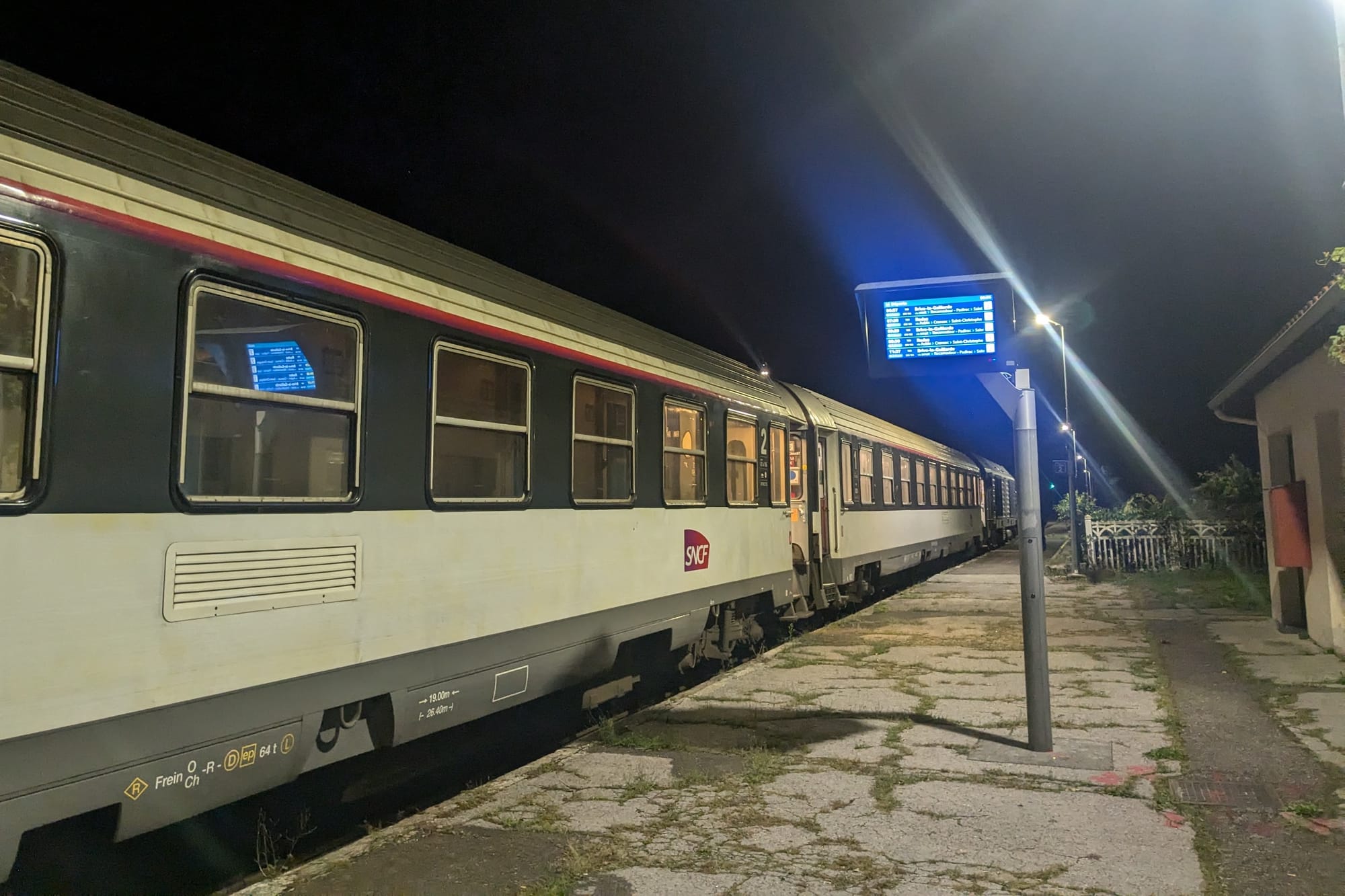 Nachtzug am Bahnsteig