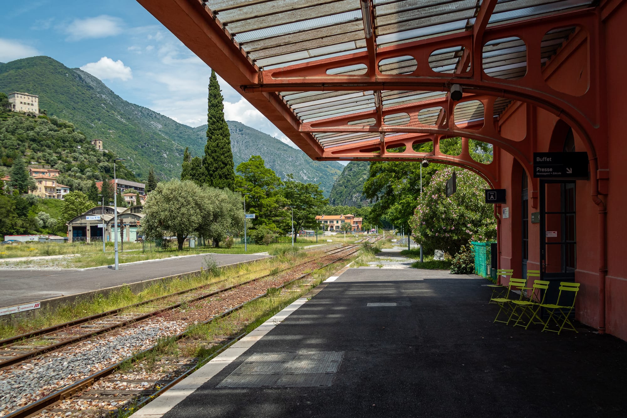 Hausbahnsteig am Bahnhof von Breil-sur-Roya mit Stühlen