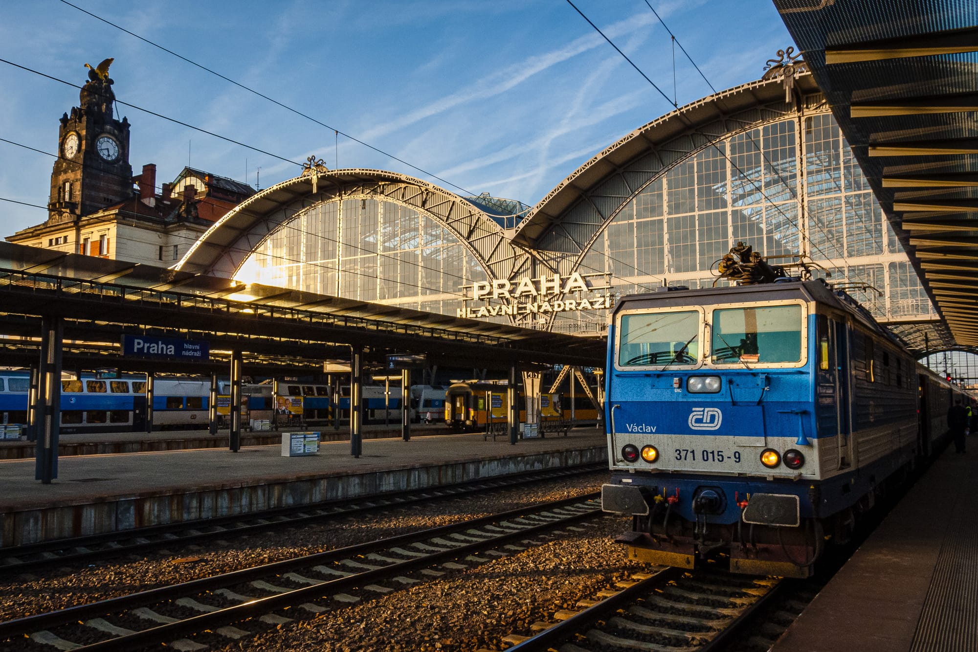 Tschechischer Zug am Bahnhof Praha hlavní nádraží