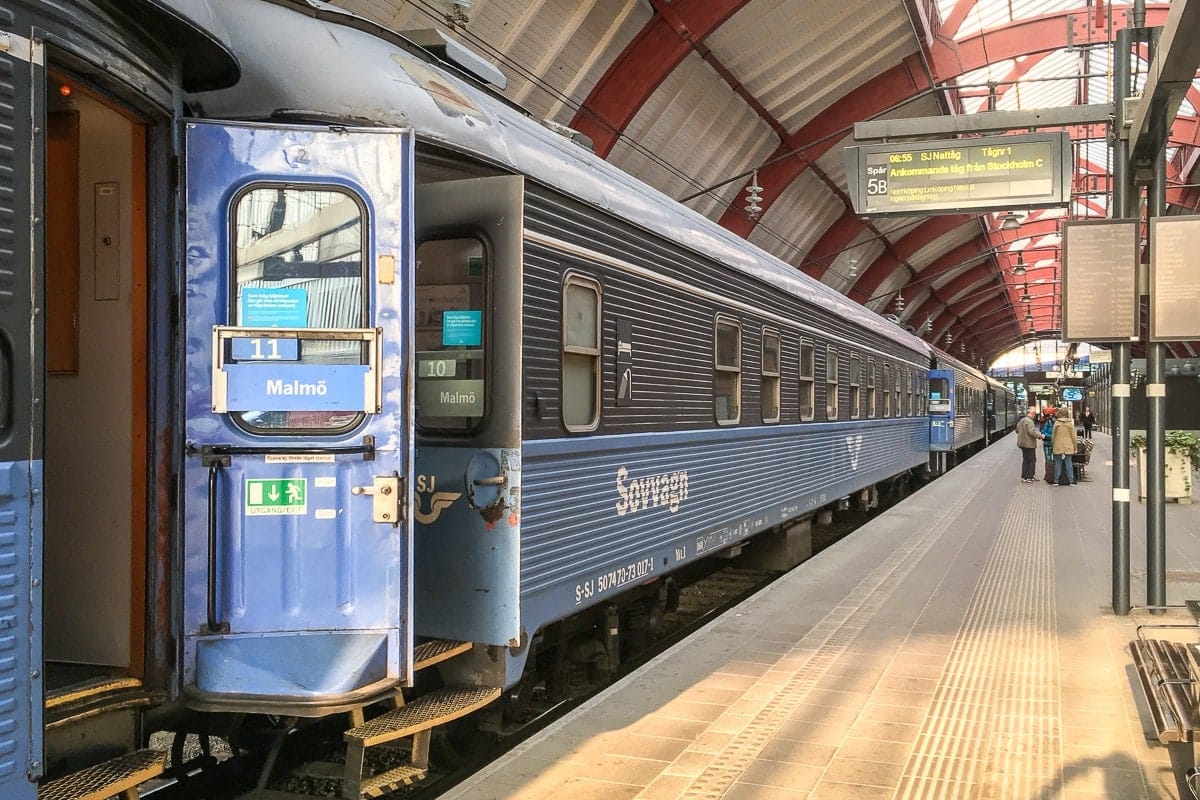 Blauer Schlafwagen der SJ am Bahnsteig