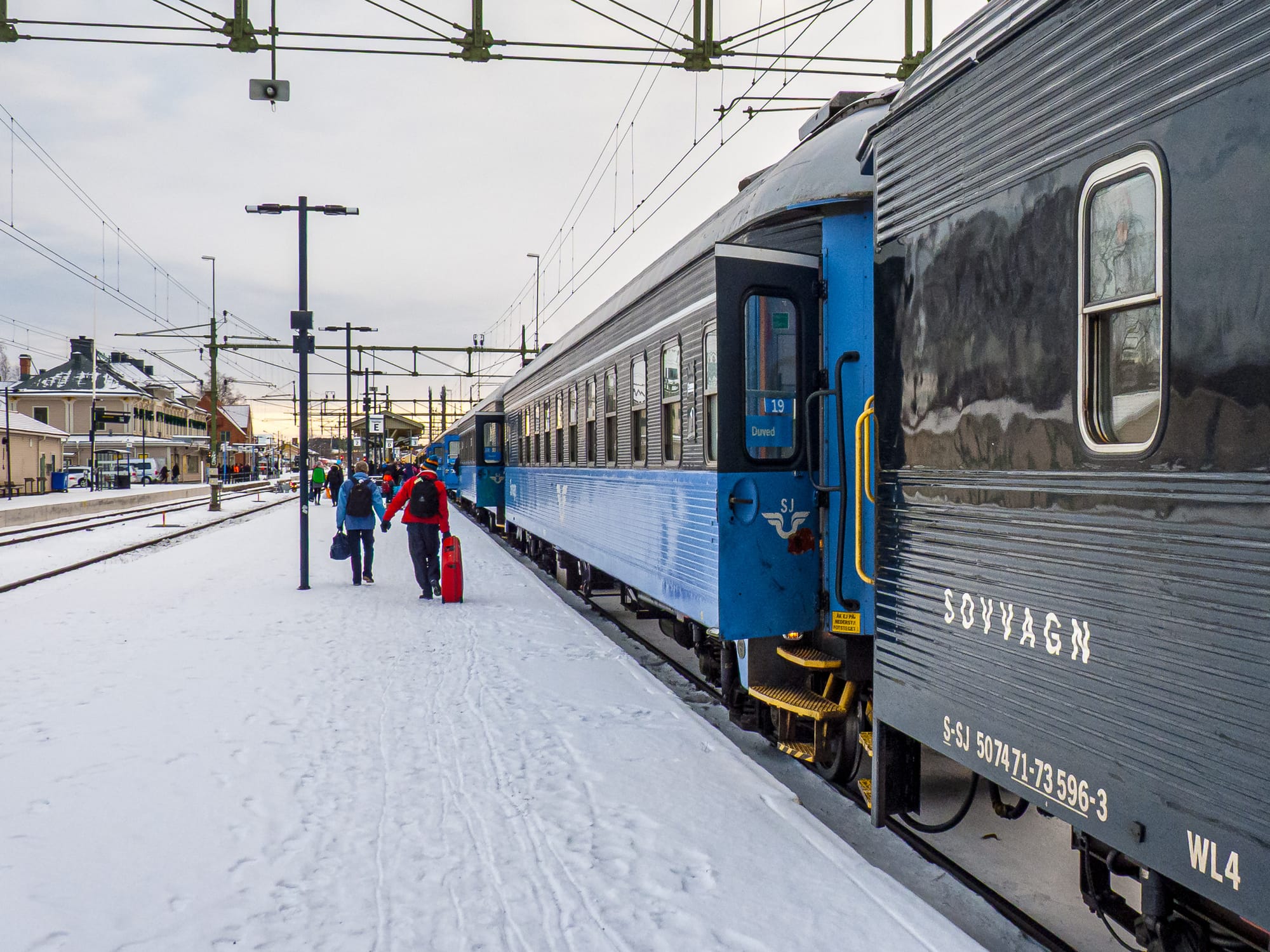 Nachtzug am Bahnsteig in Östersund