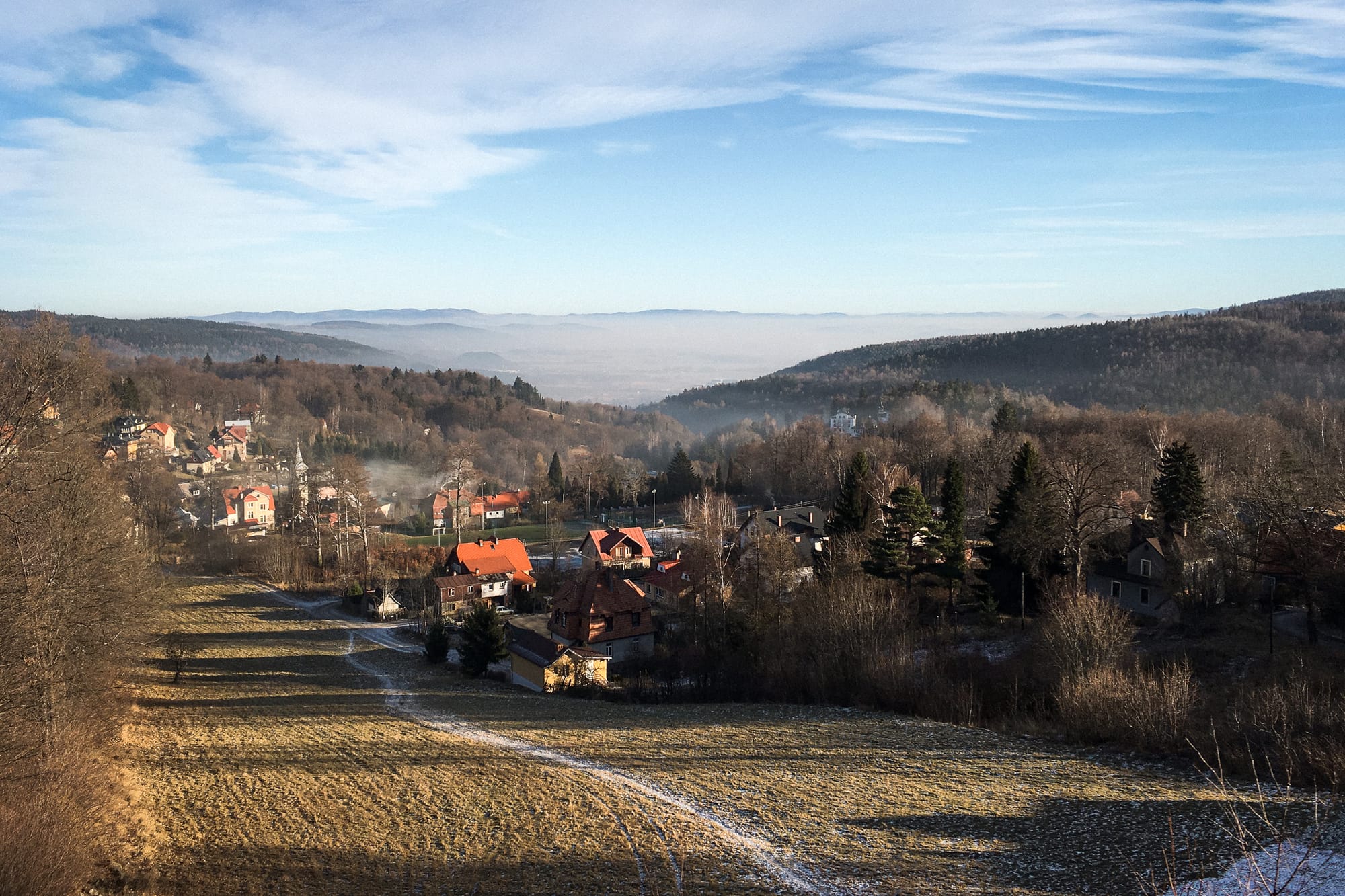 Blick über das Tal im Nebel