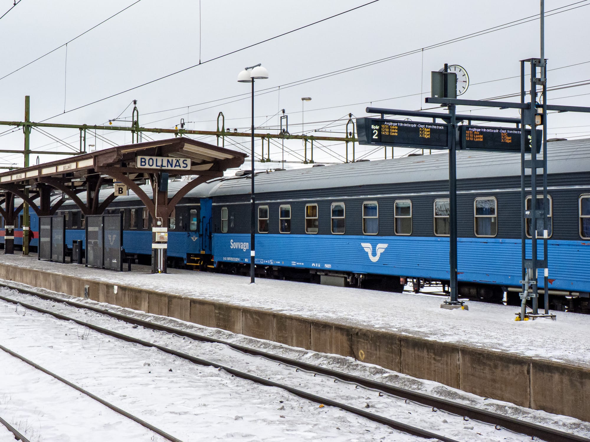 Nachtzug am Bahnsteig in Bollnäs