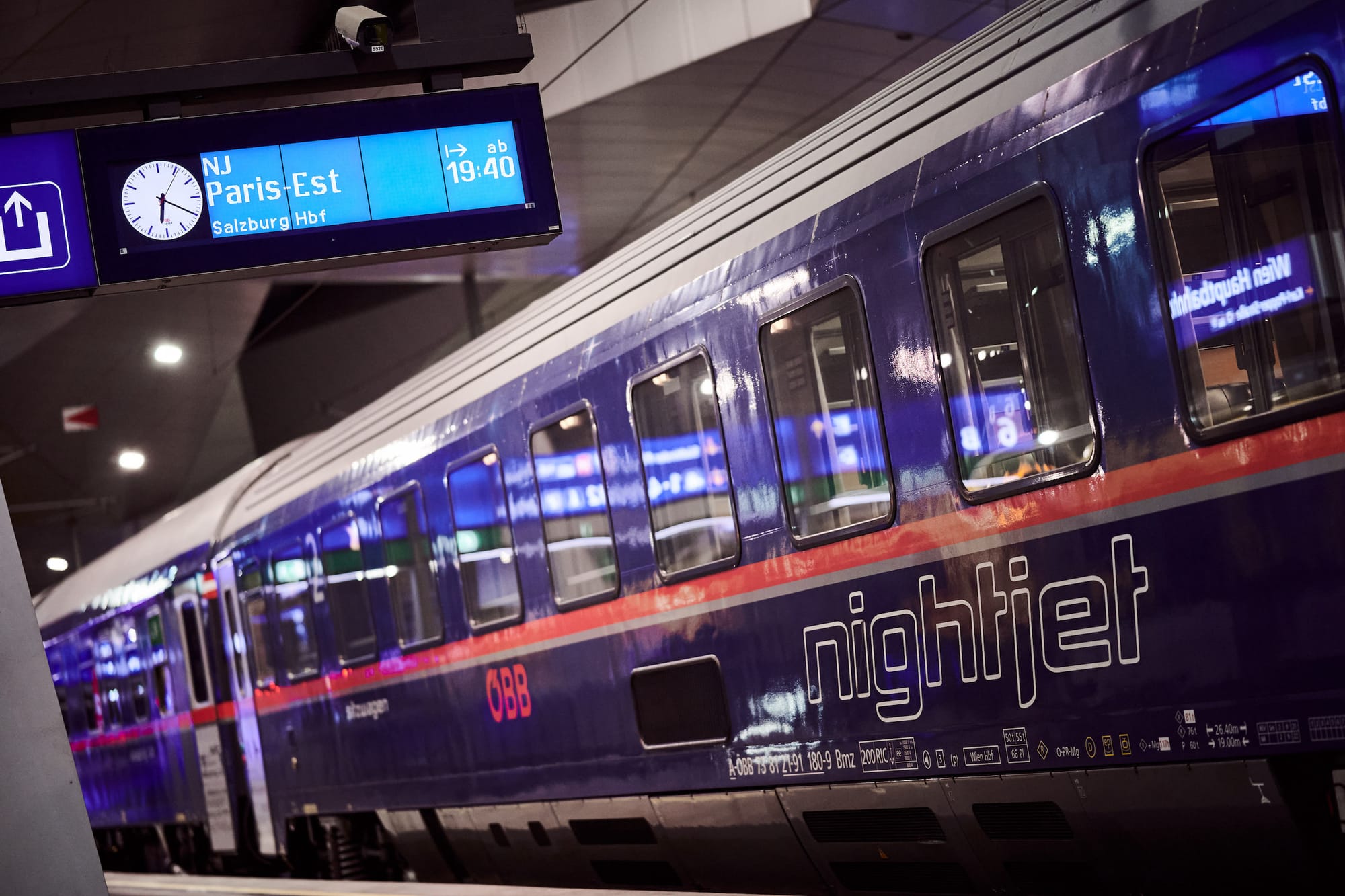 ÖBB Nightjet nach Paris am Bahnsteig