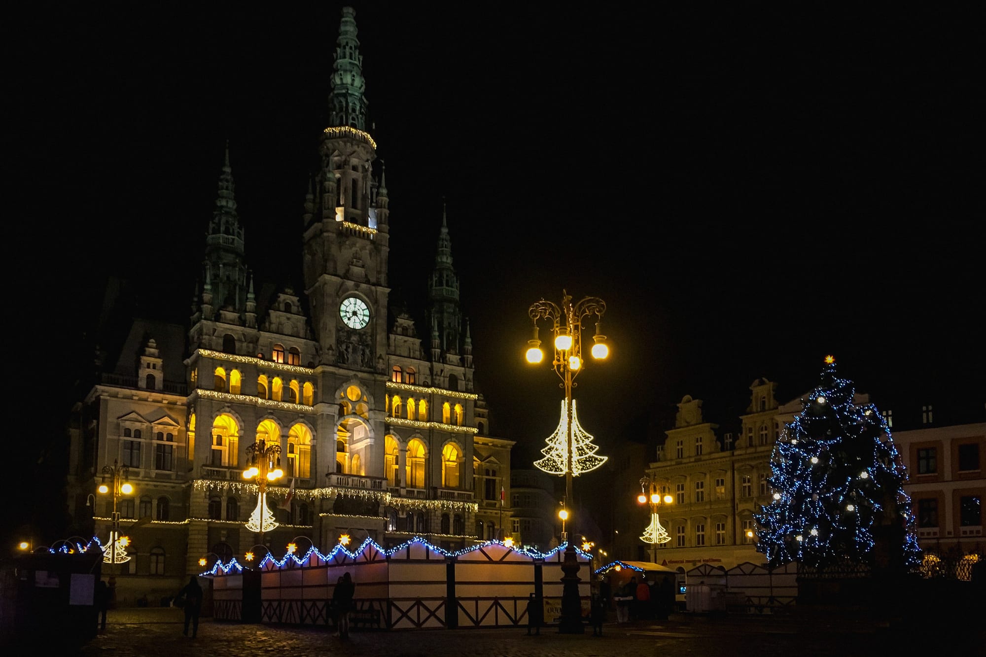 Rathaus von Liberec mit Weihnachtsbeleuchtung