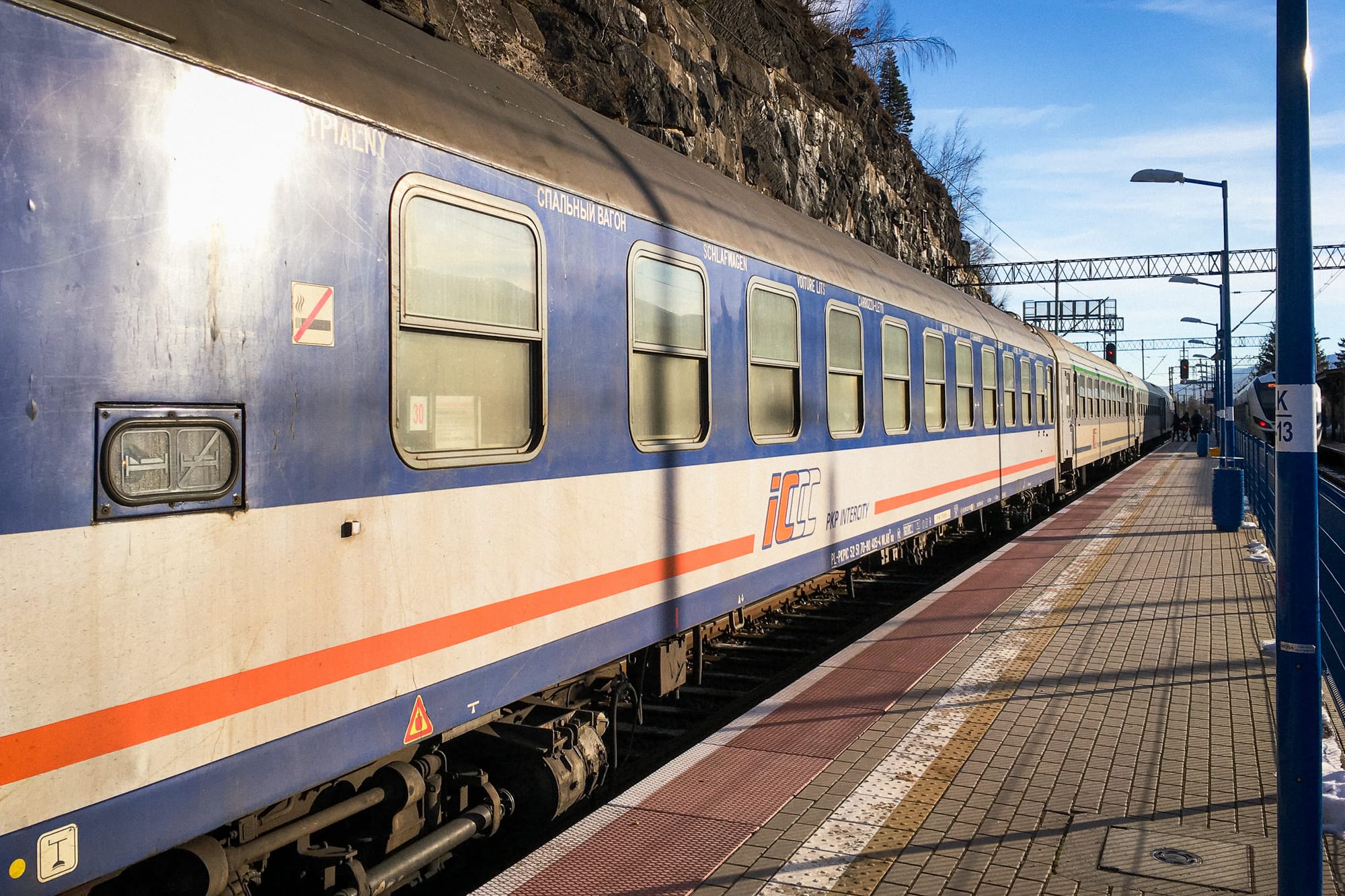 Schlafwagen der polnischen Bahn am Bahnhof Szklarska Poręba Górna