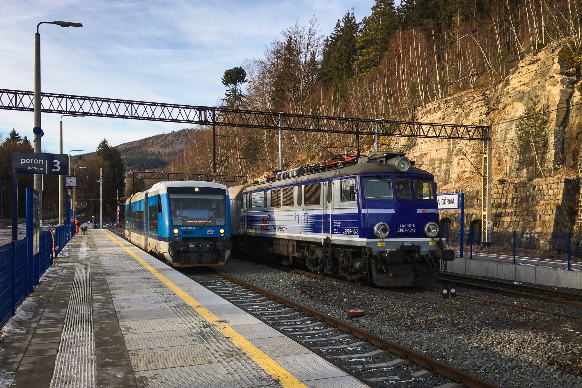 Polnische Lok und tschechischer Triebwagen am Bahnhof Szklarska Poręba Górna