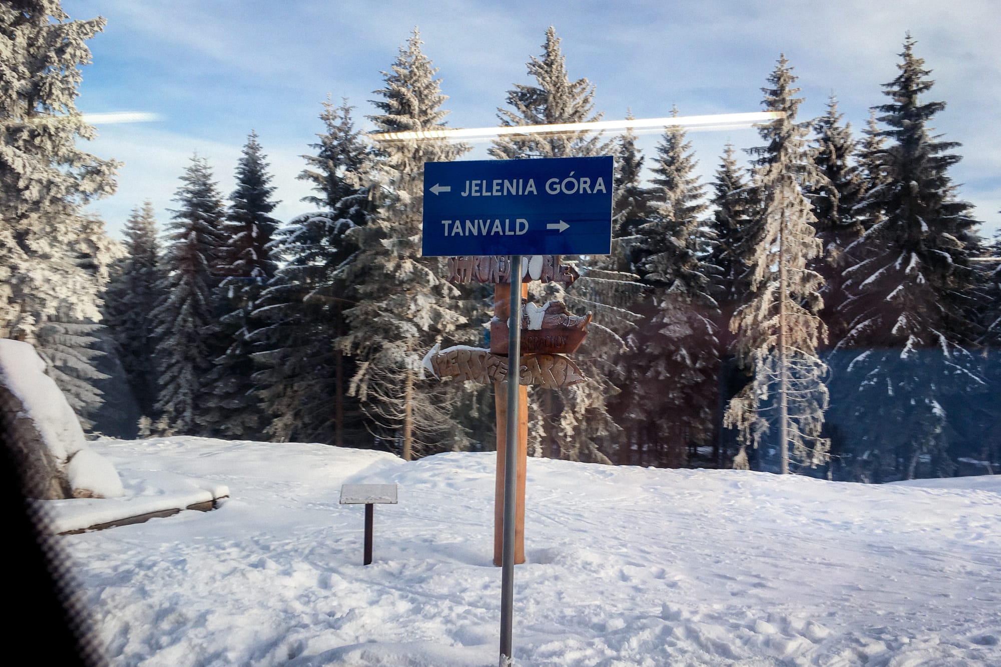 Schild mit Pfeilen nach Jelenia Góra und Tanvald