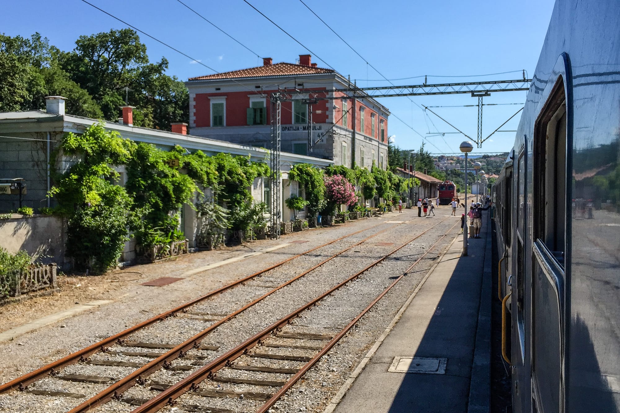 Bahnhof Opatija-Matulji, fotografiert durch das offene Zugfenster