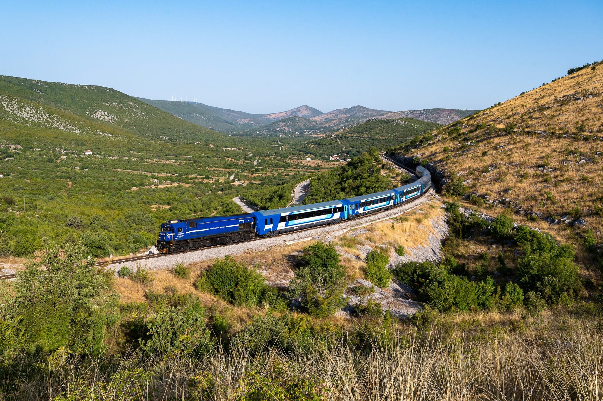 Nachtzug der ungarischen Bahn von Budapest nach Split in Berglandschaft