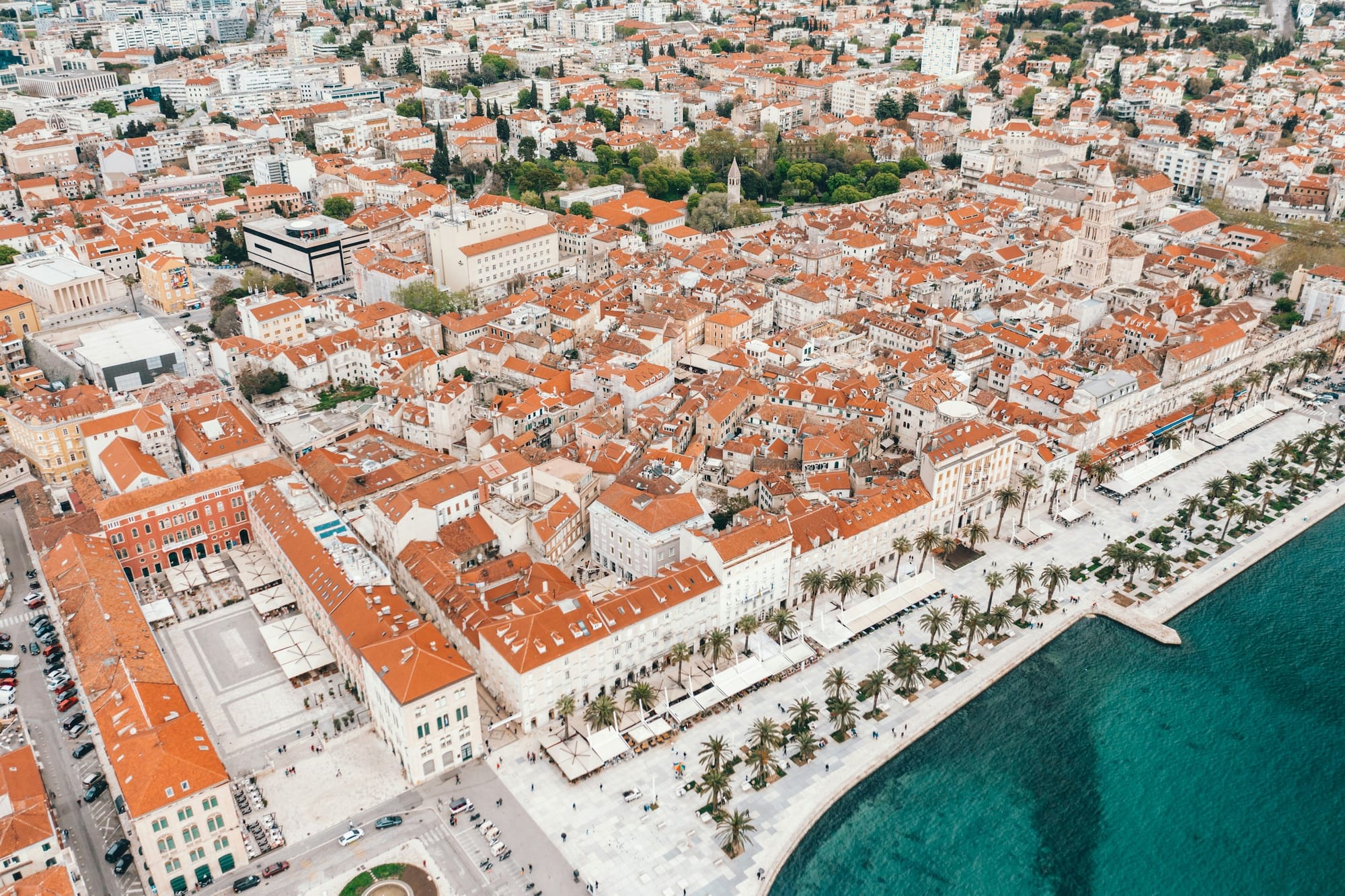 Luftaufnahme von Split mit Hafenpromenade