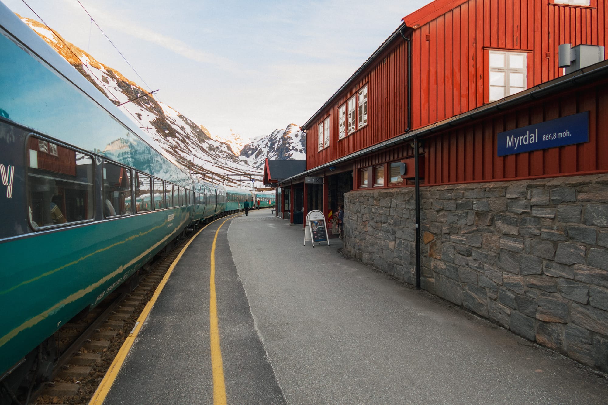 Zug der Bergenbahn am Bahnsteig in Myrdal