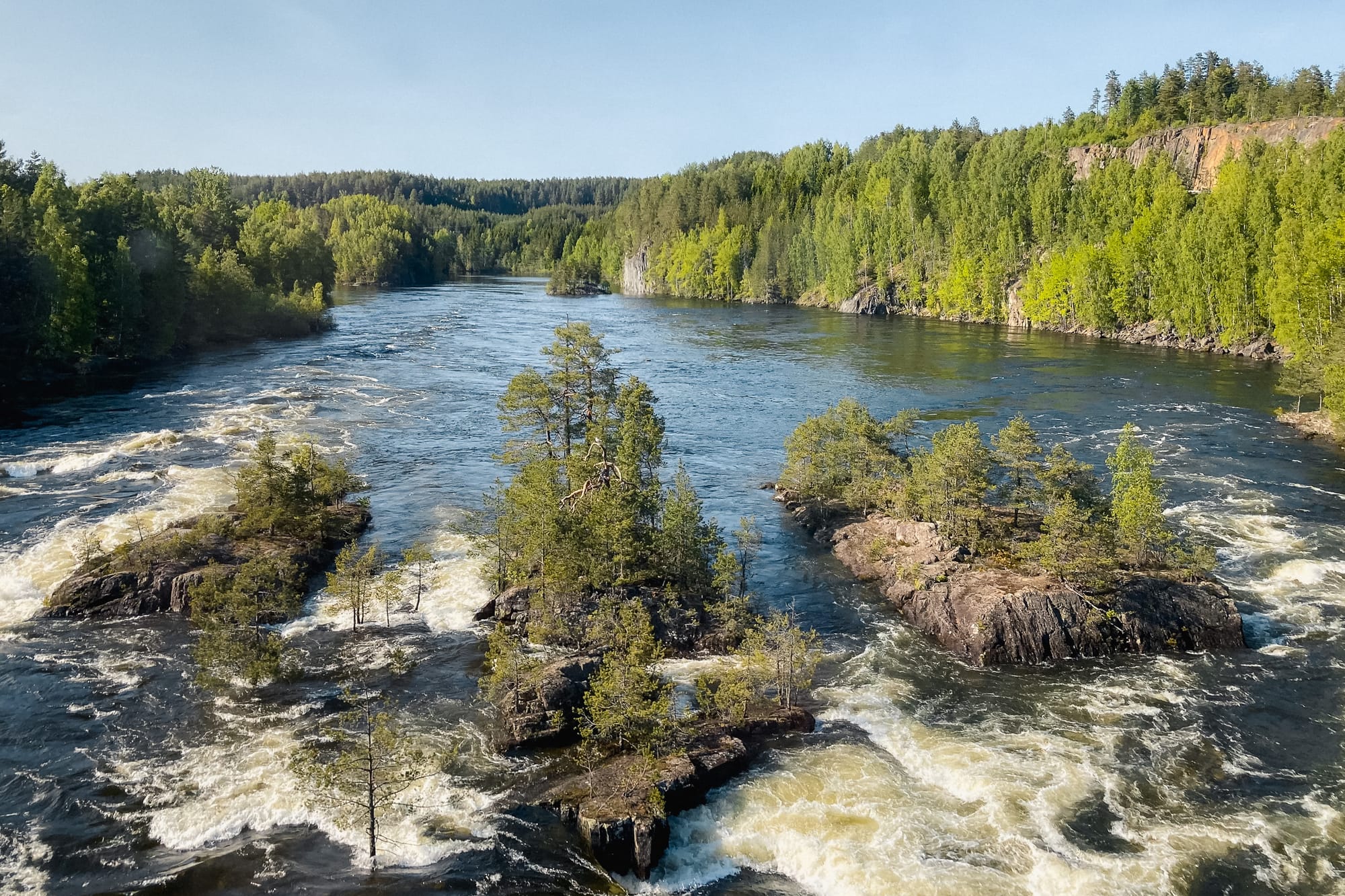 Ein reißender Fluss mit Stromschnellen