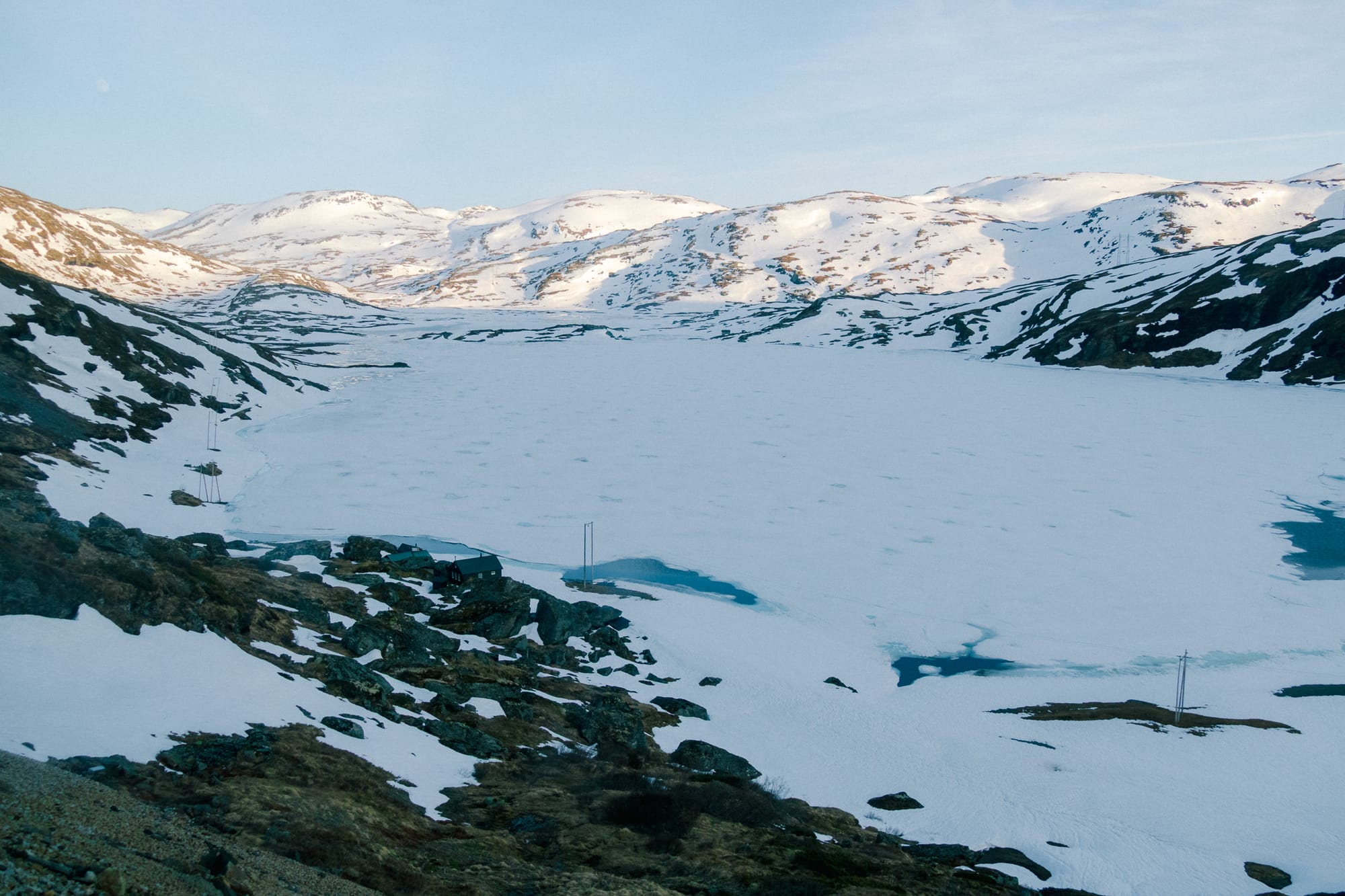 Aussicht auf einen schneebedeckten Bergsee