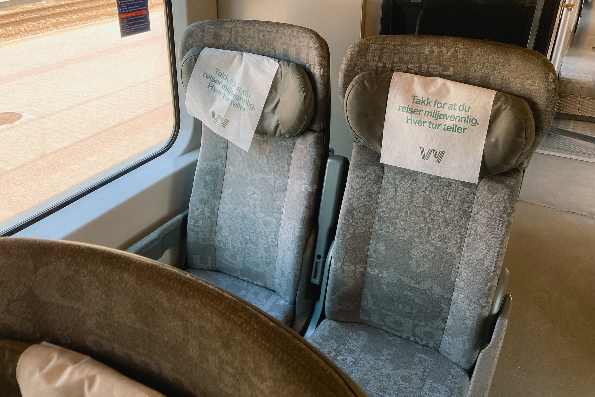 Sitze im Zug der Bergenbahn