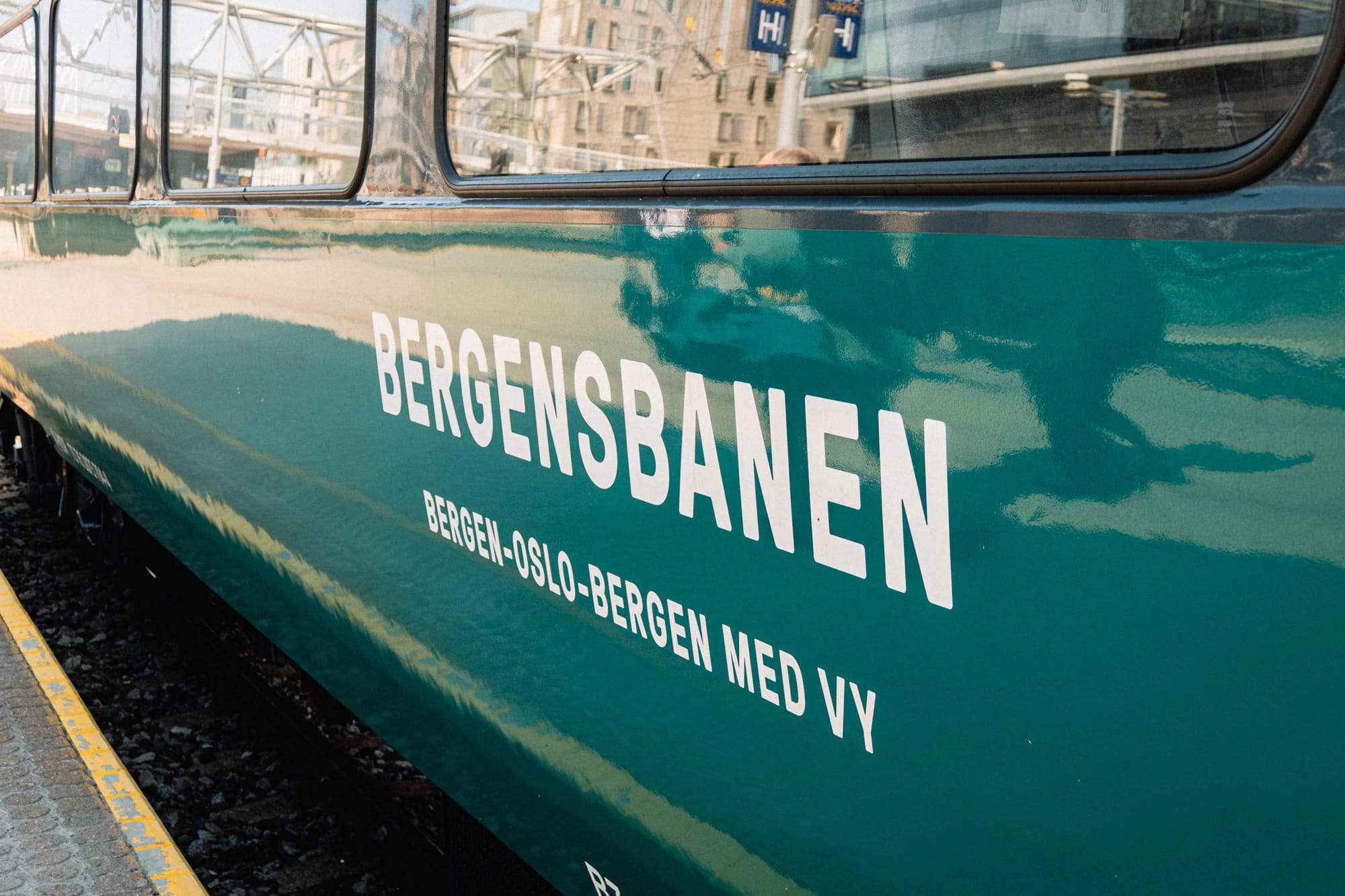 Wagen eines Zuges auf der Bergenbahn