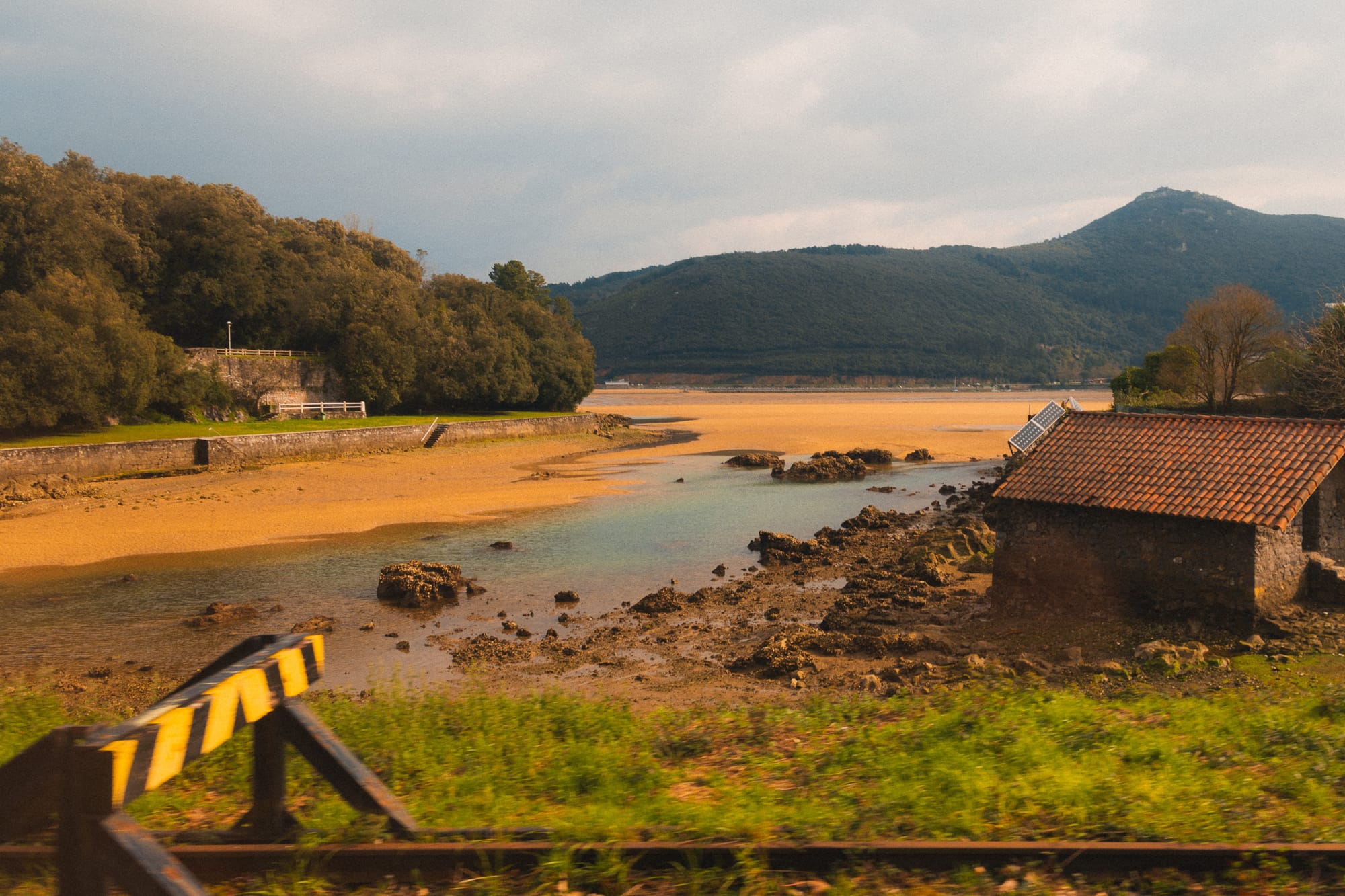 Flussbett im Urdaibai liegt weitgehend trocken