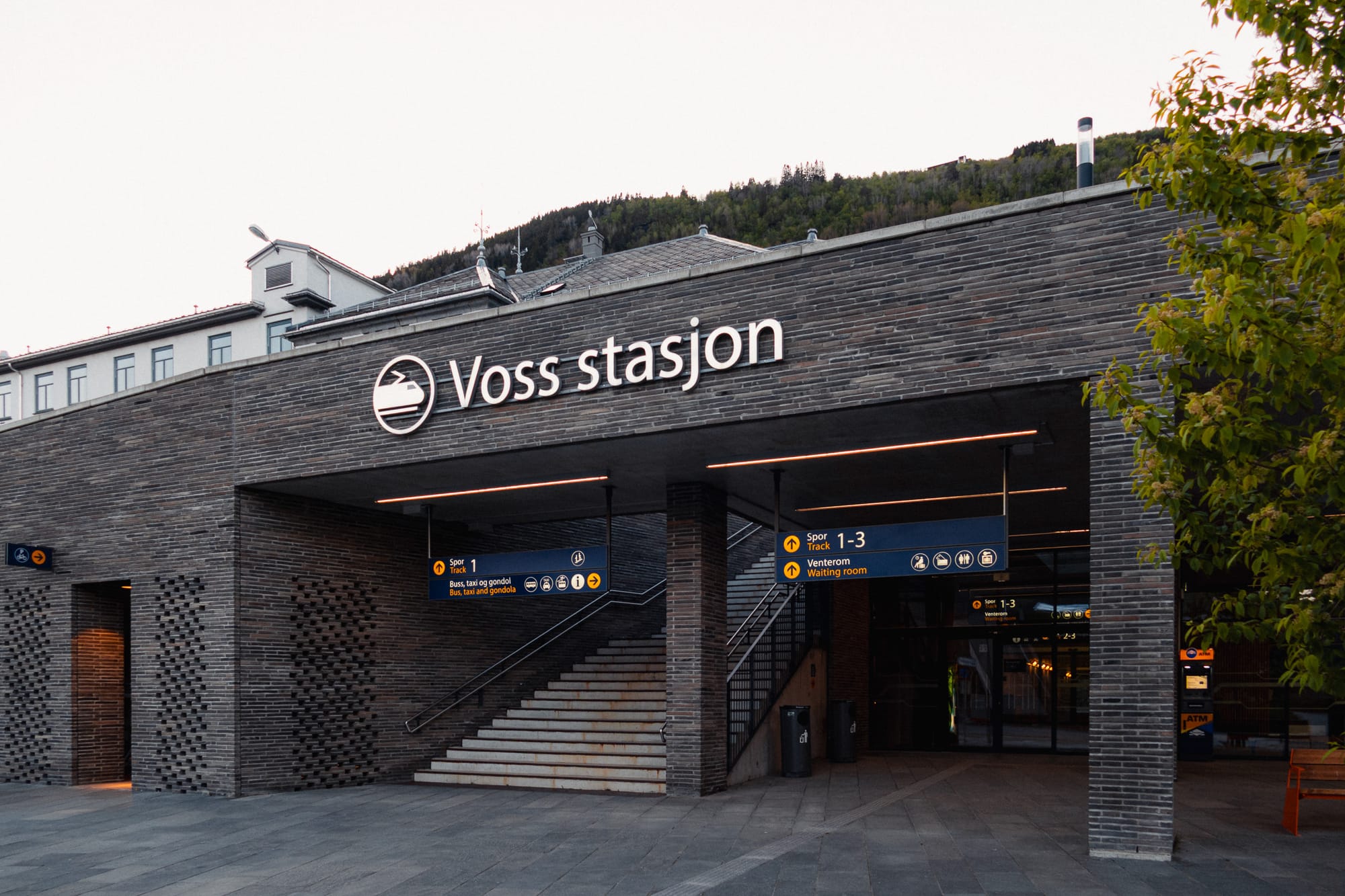 Eingang zum Bahnhof Voss