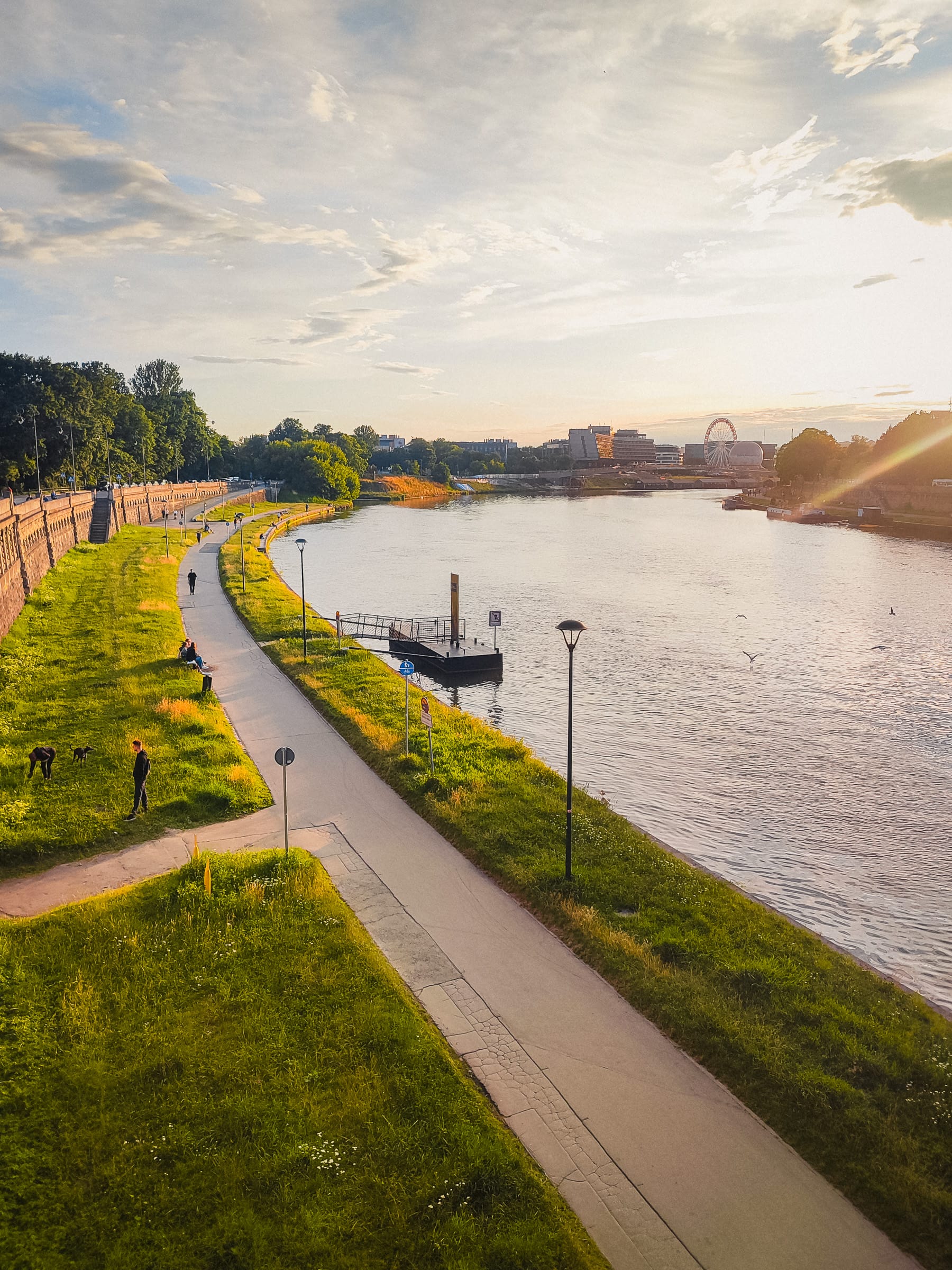 Fluss im Abendlicht