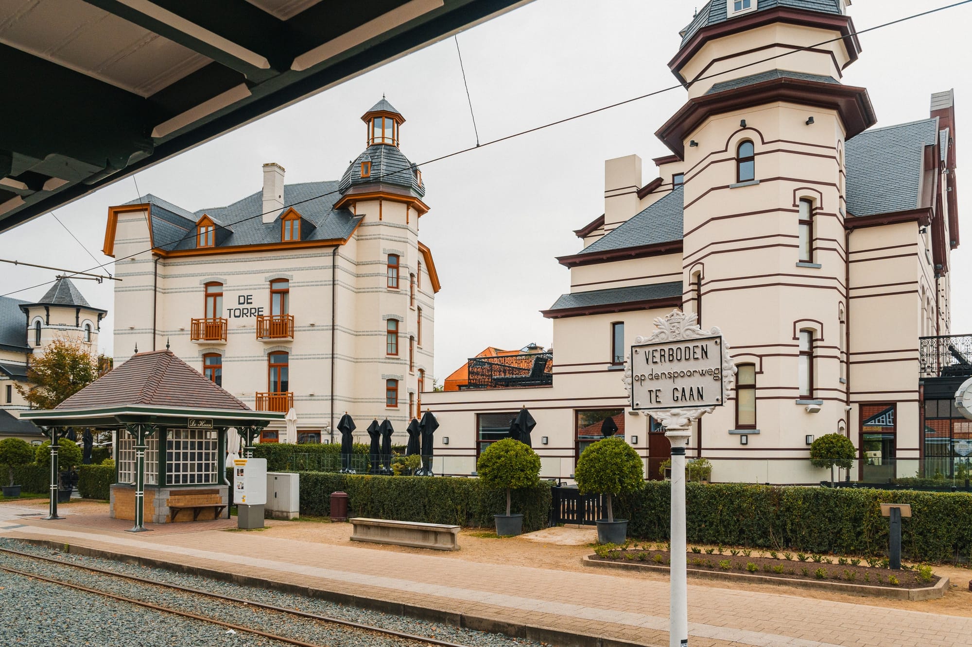 Jugenstilhäuser am Bahnhof von De Haan