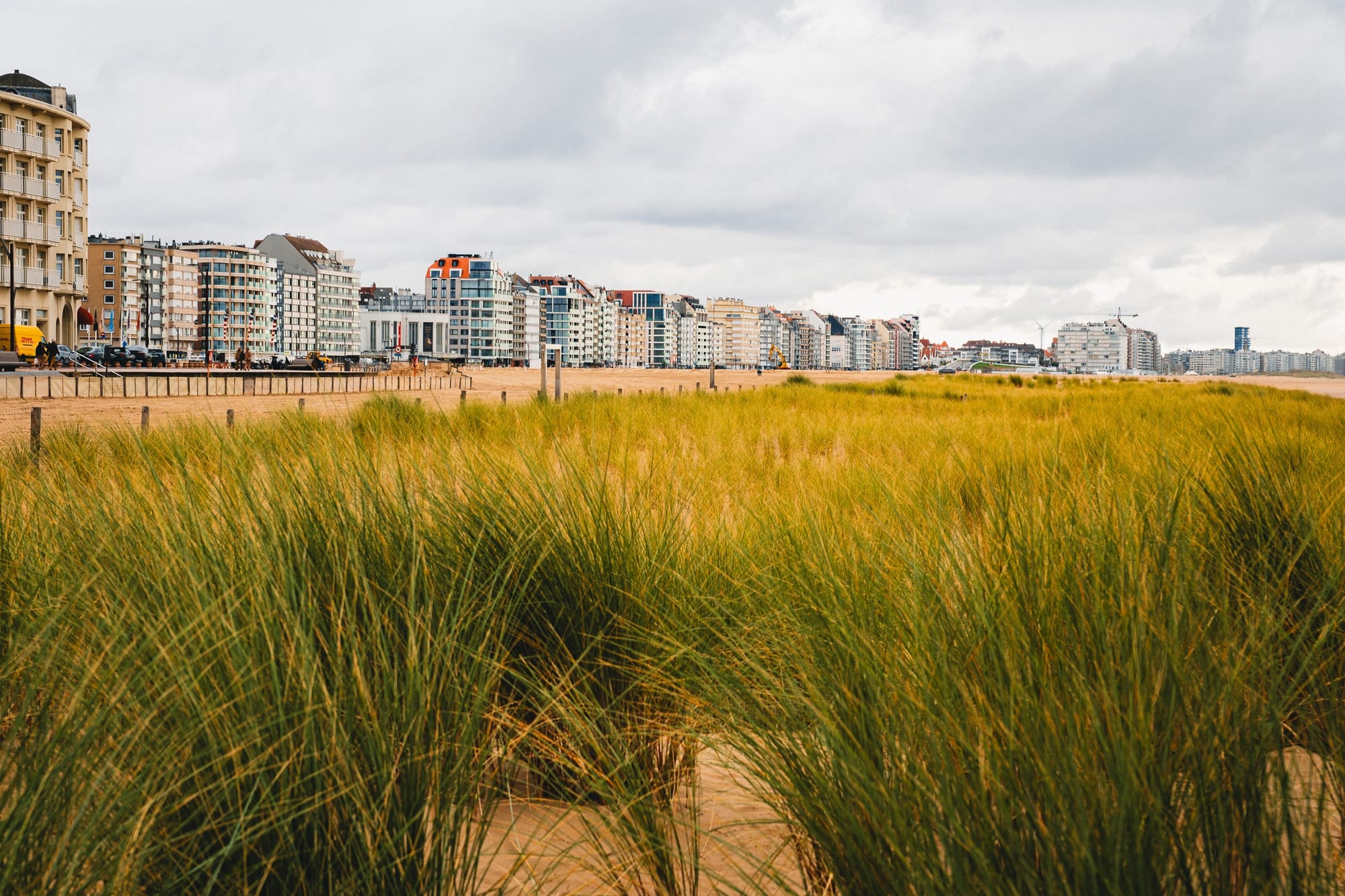 Häuserzeile an der Promenade Knokke hinter Dünengras