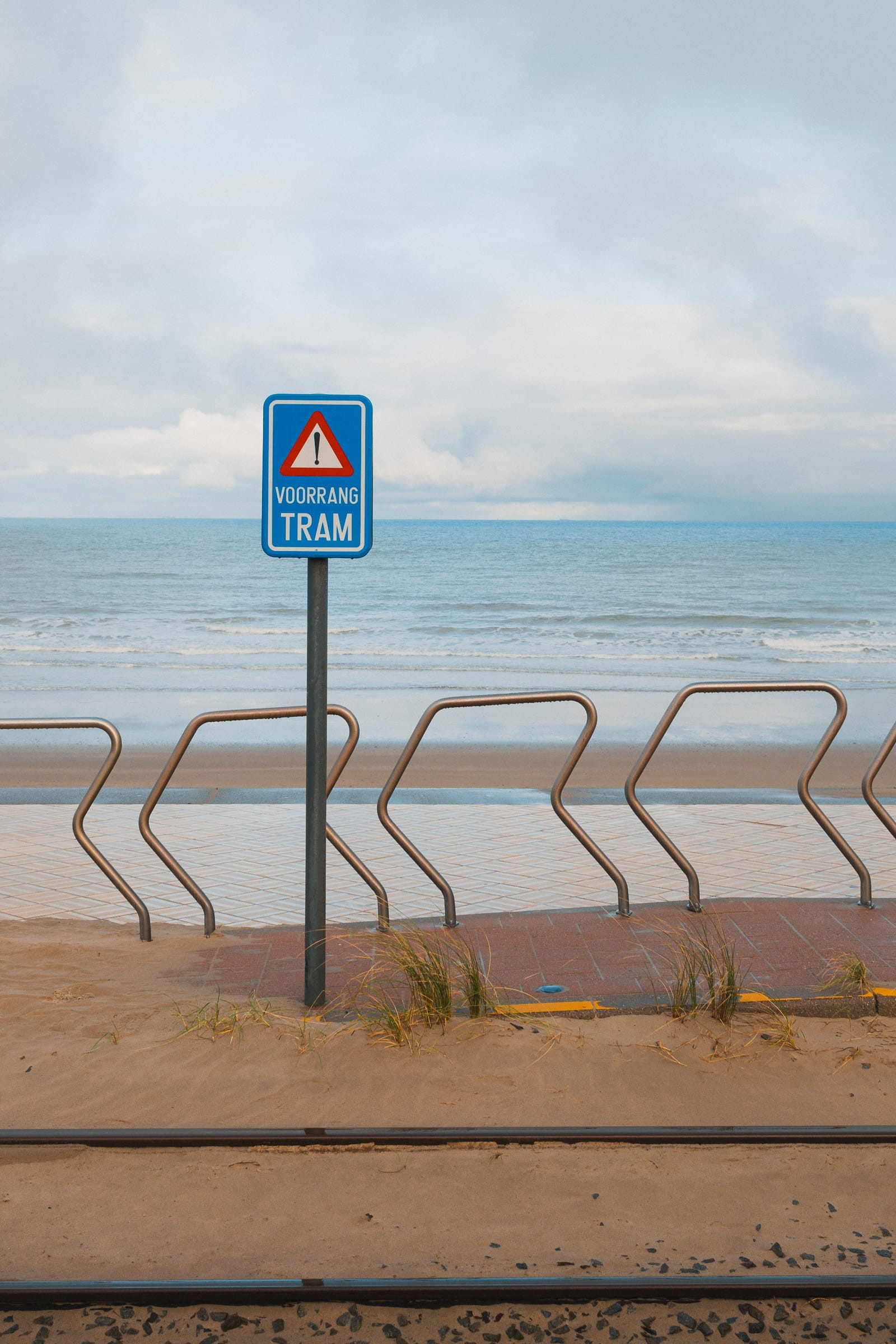 Schild "Voorrand Tram" direkt am Meer