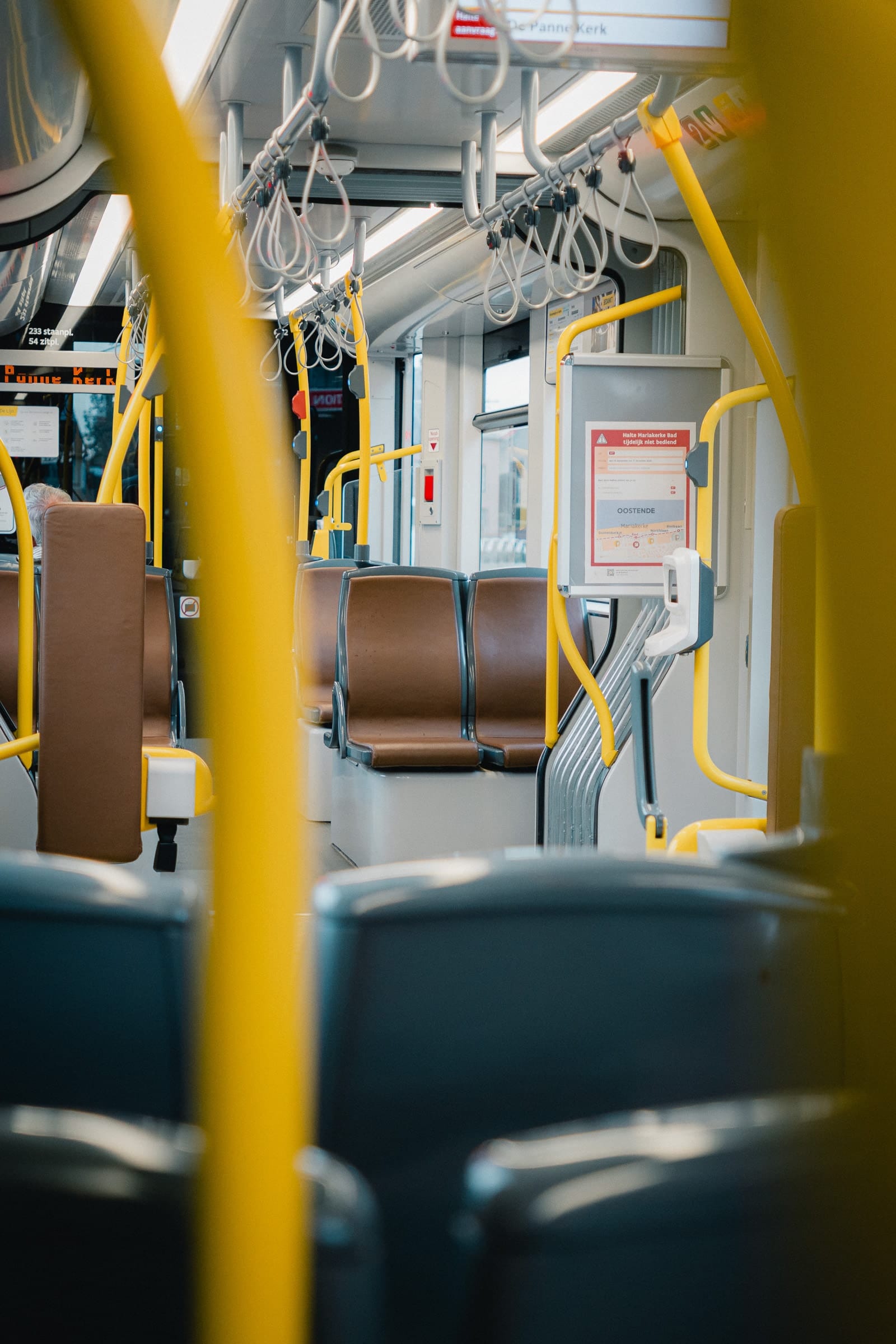 Innenraum der Kusttram mit braunen Sitzen