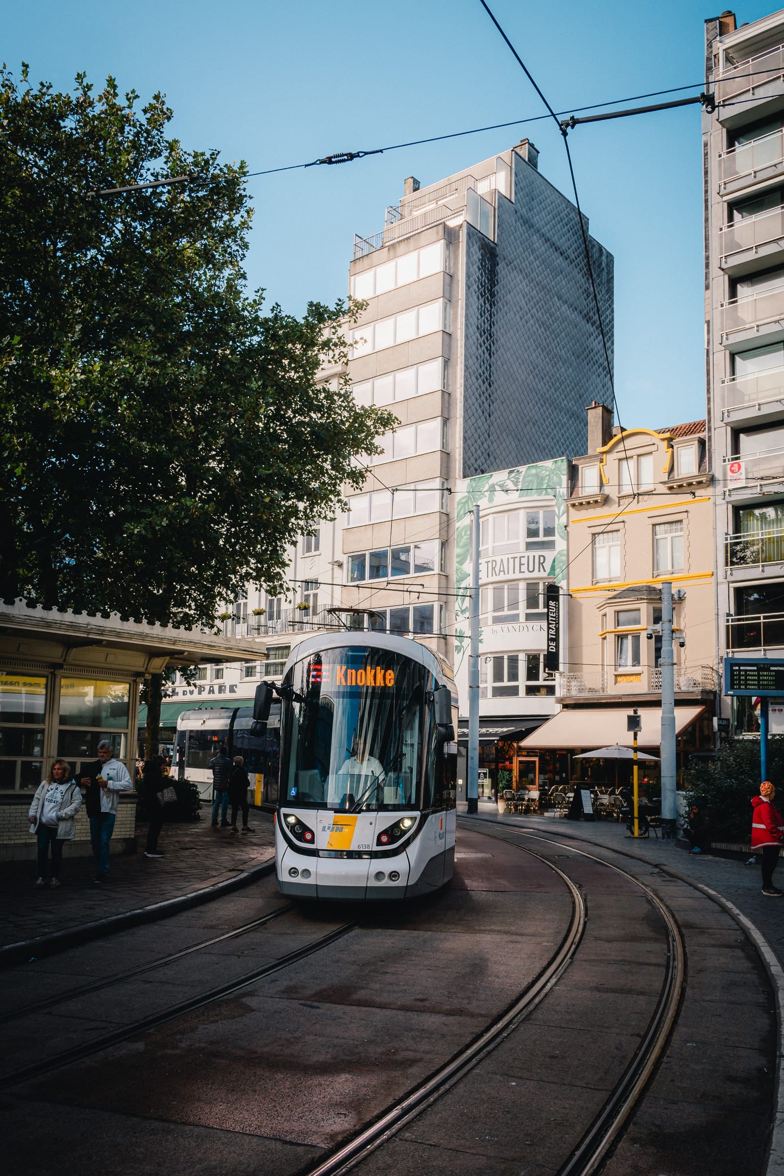 Straßenbahn in Häuserschluchten