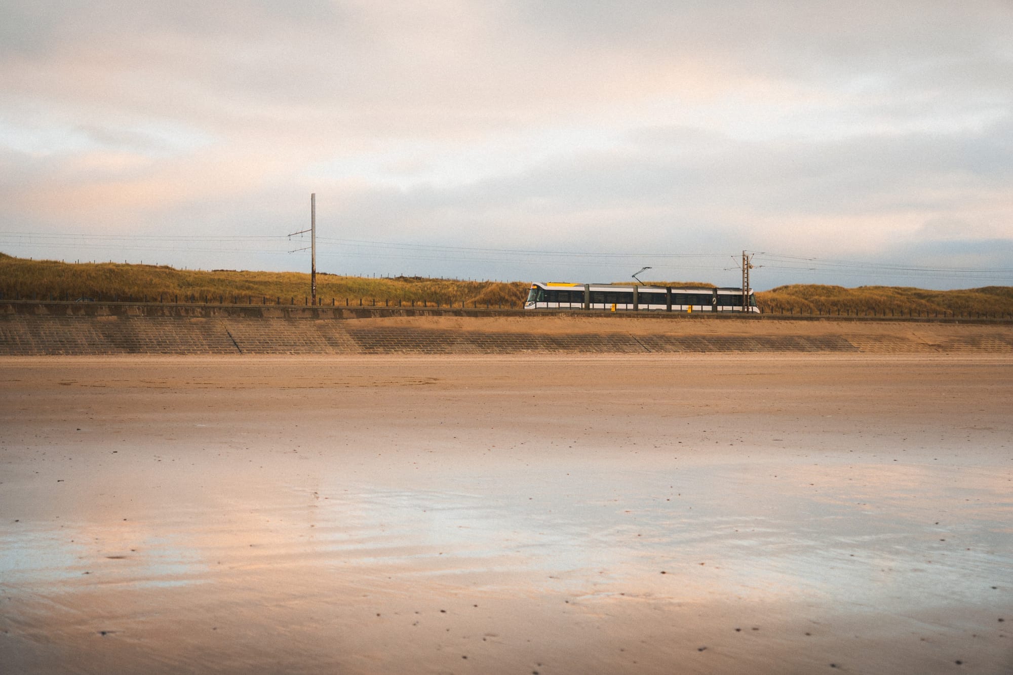 Kusttram fährt am Meer entlang