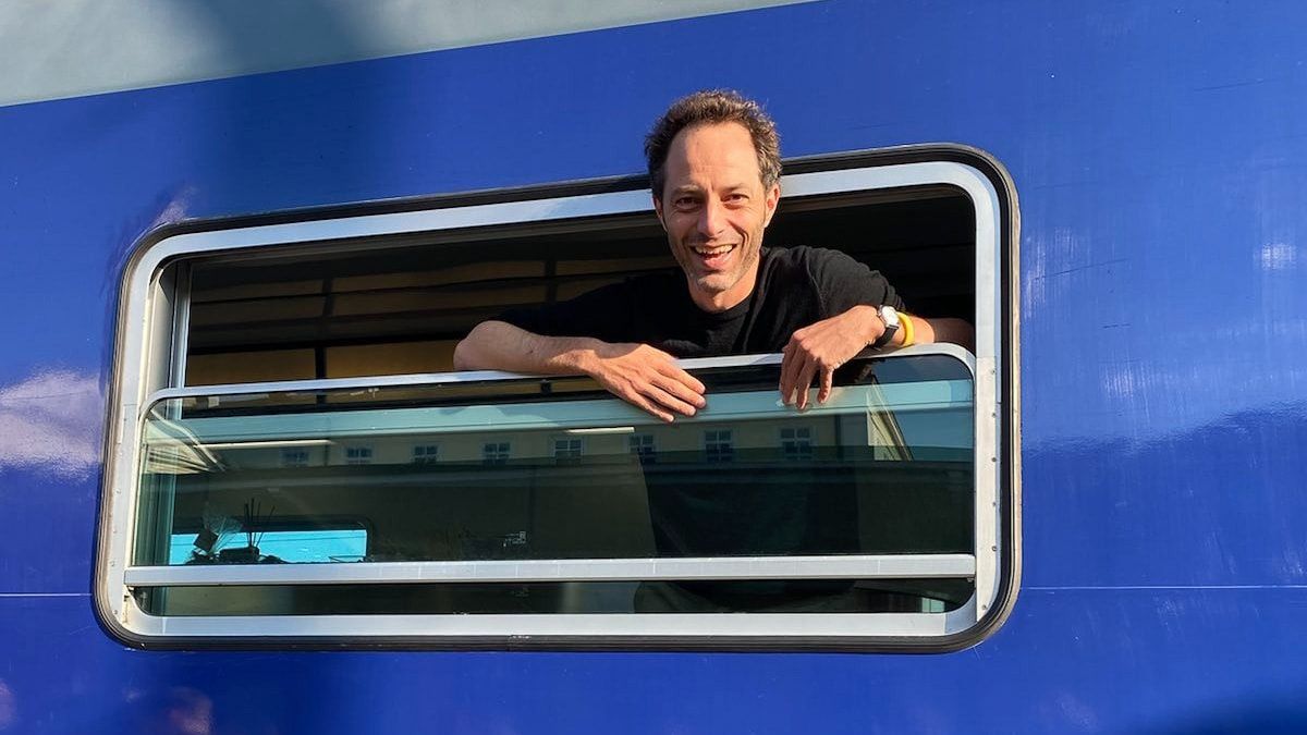 Aktivist Jon Worth guckt aus einem Zugfenster