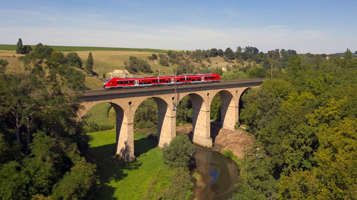 Nahverkehrstriebwagen der Deutschen Bahn auf einem Viadukt