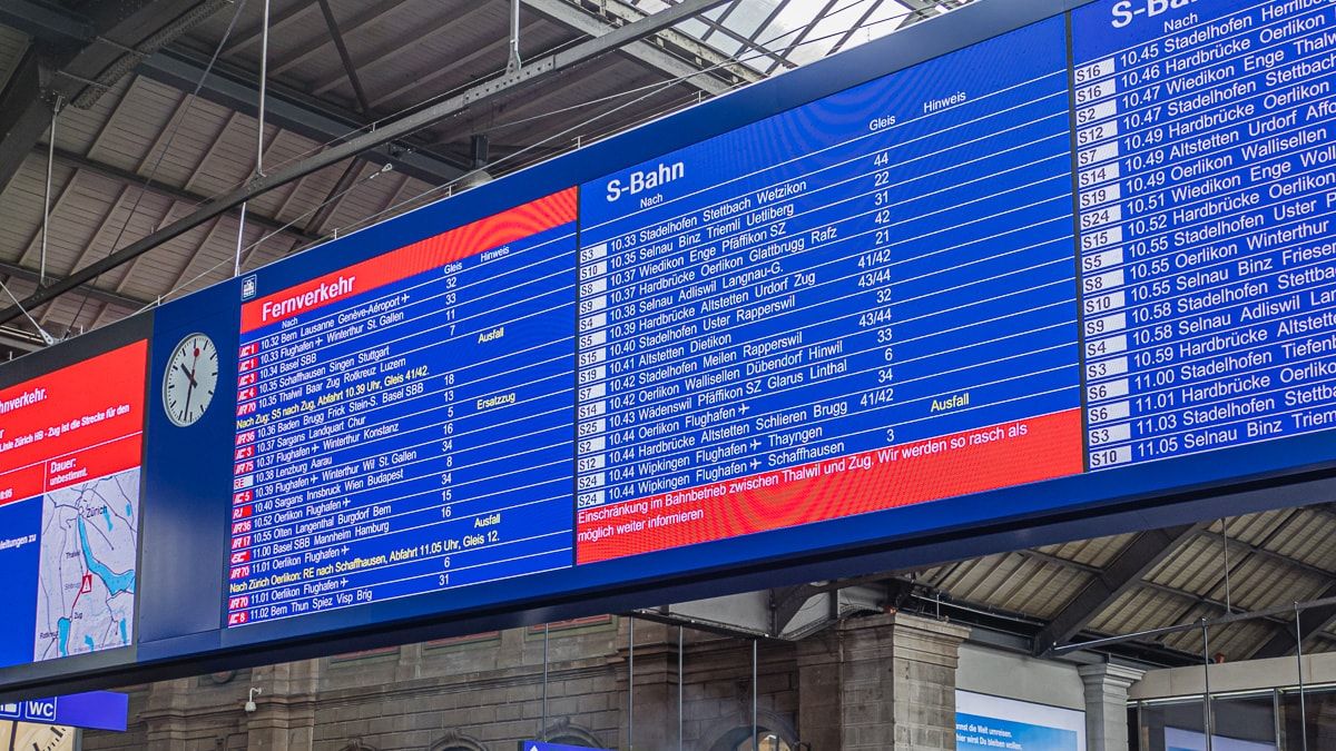 Bahnhofstafel am Hauptbahnhof von Zürich