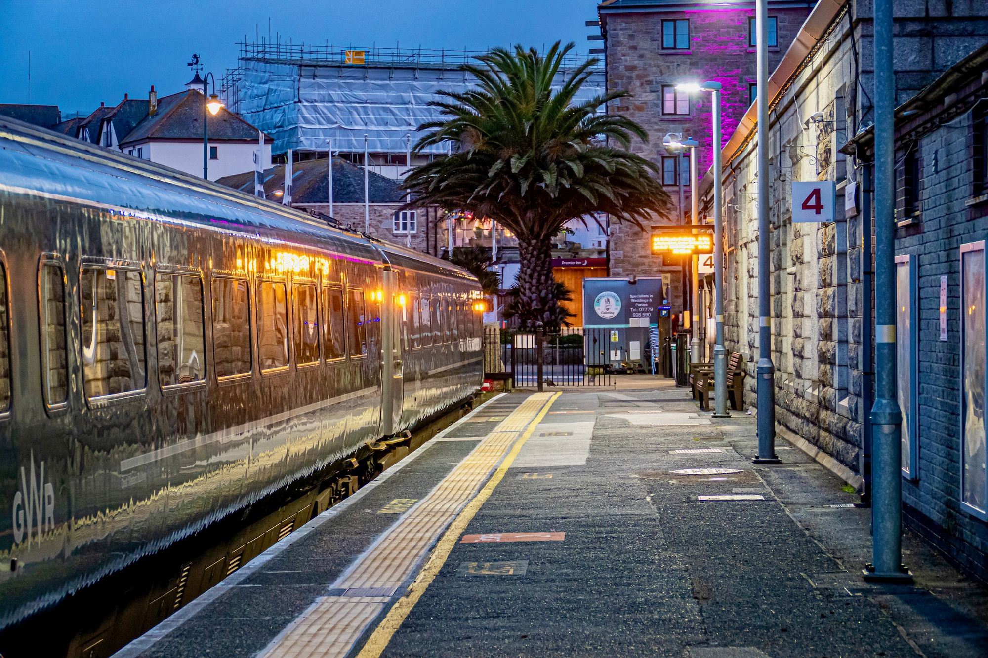 Der Night Riviera wartet auf seine Abfahrt am Bahnhof Penzance