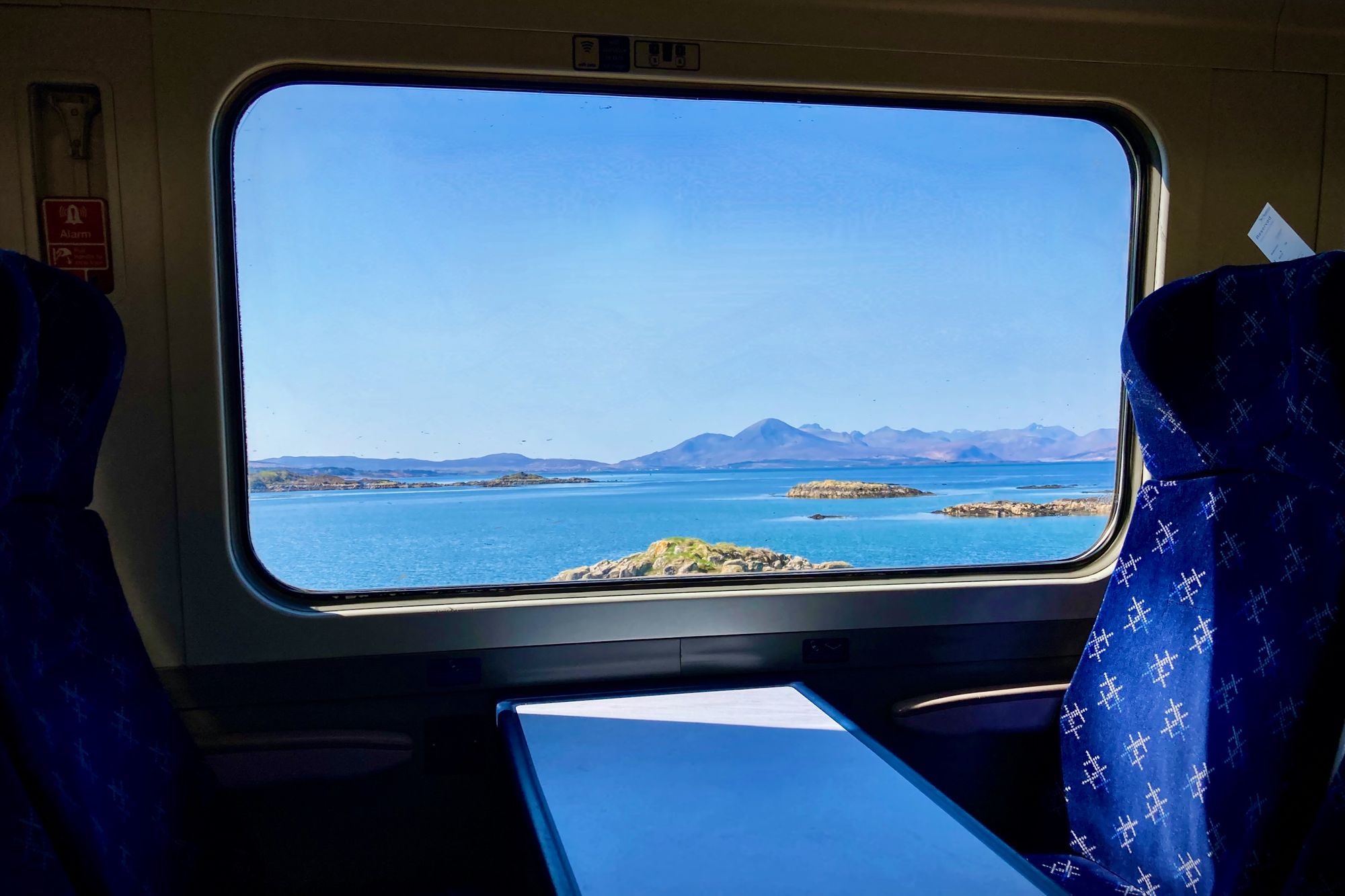 Bild: Blick aus dem Zugfenster aufs Meer