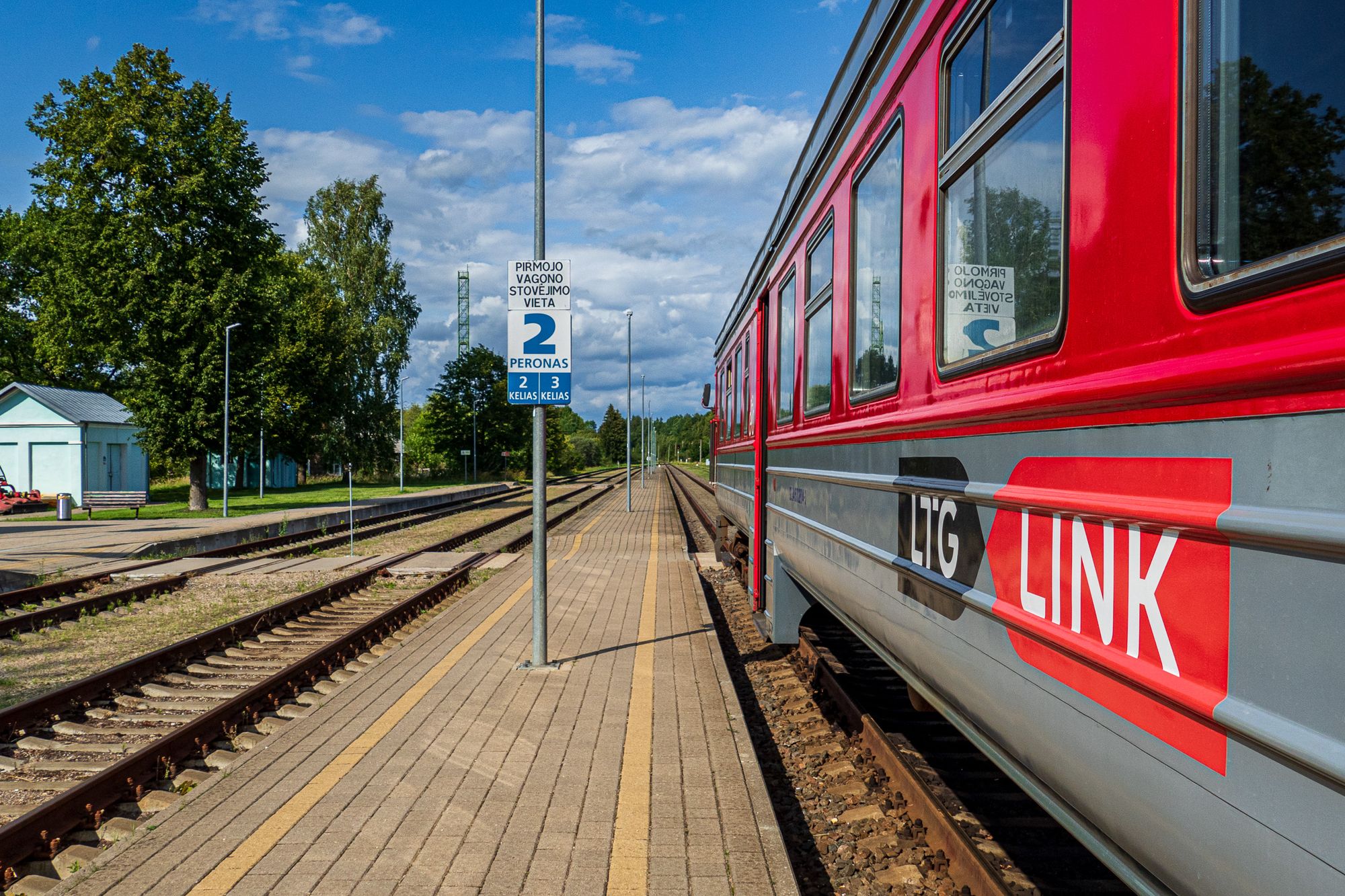 Bahnreisen im Baltikum – ein Triebwagen der litauischen Eisenbahn am Bahnsteig