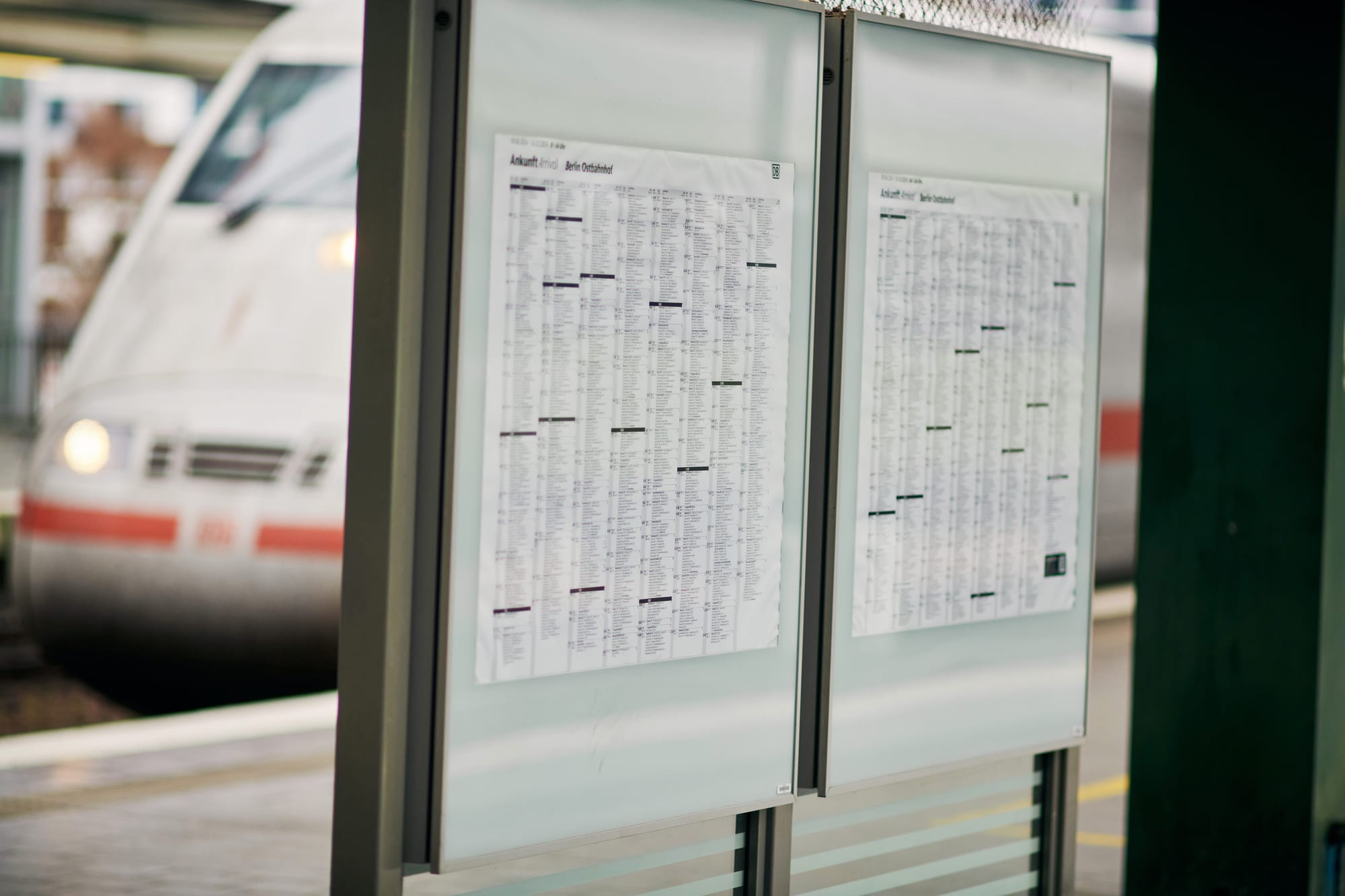 Aushangfahrplan am Bahnhof und ICE