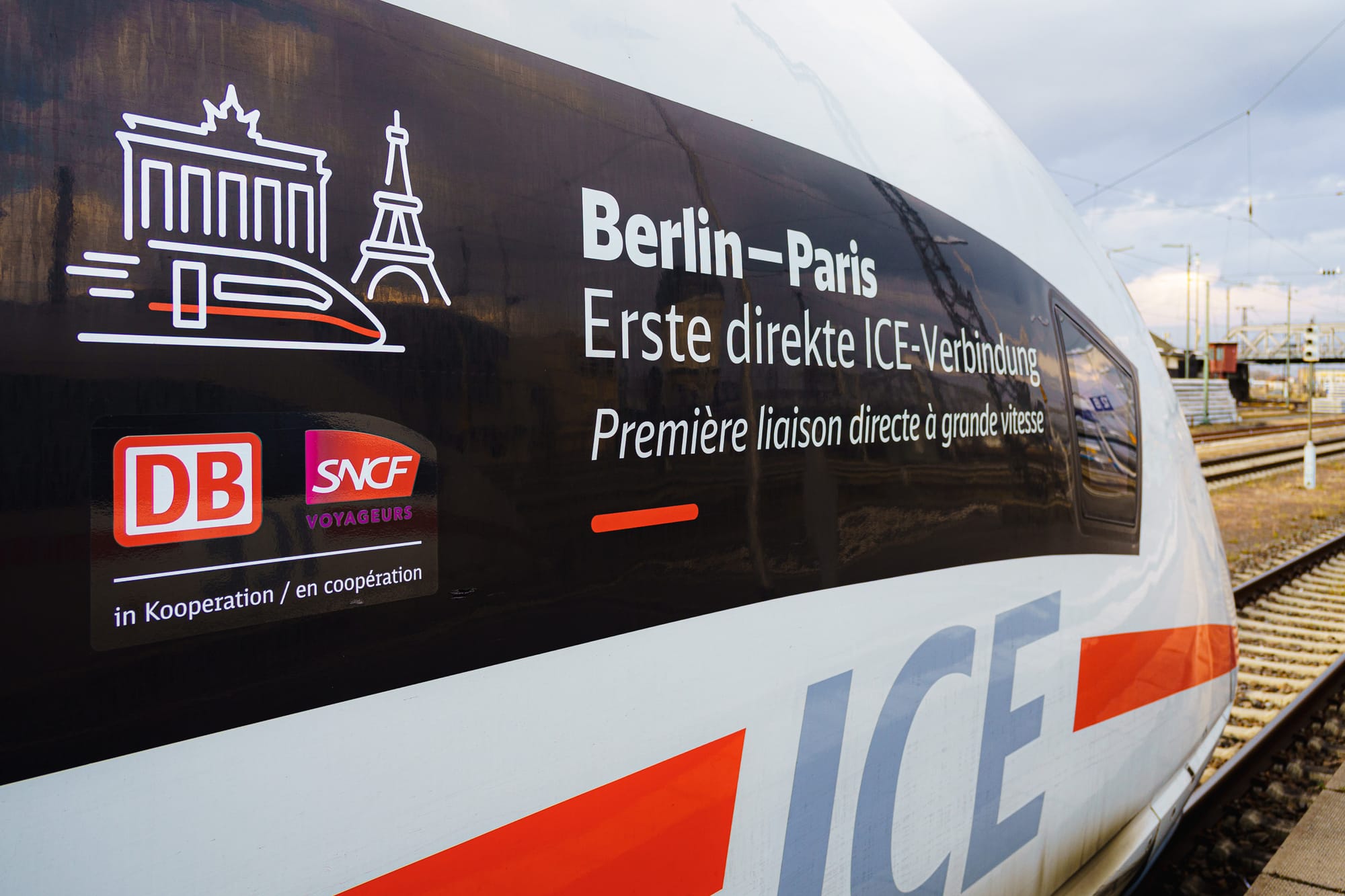 ICE Triebkopf mit Beschriftung: Berlin–Paris, erste direkte ICE-Verbindung