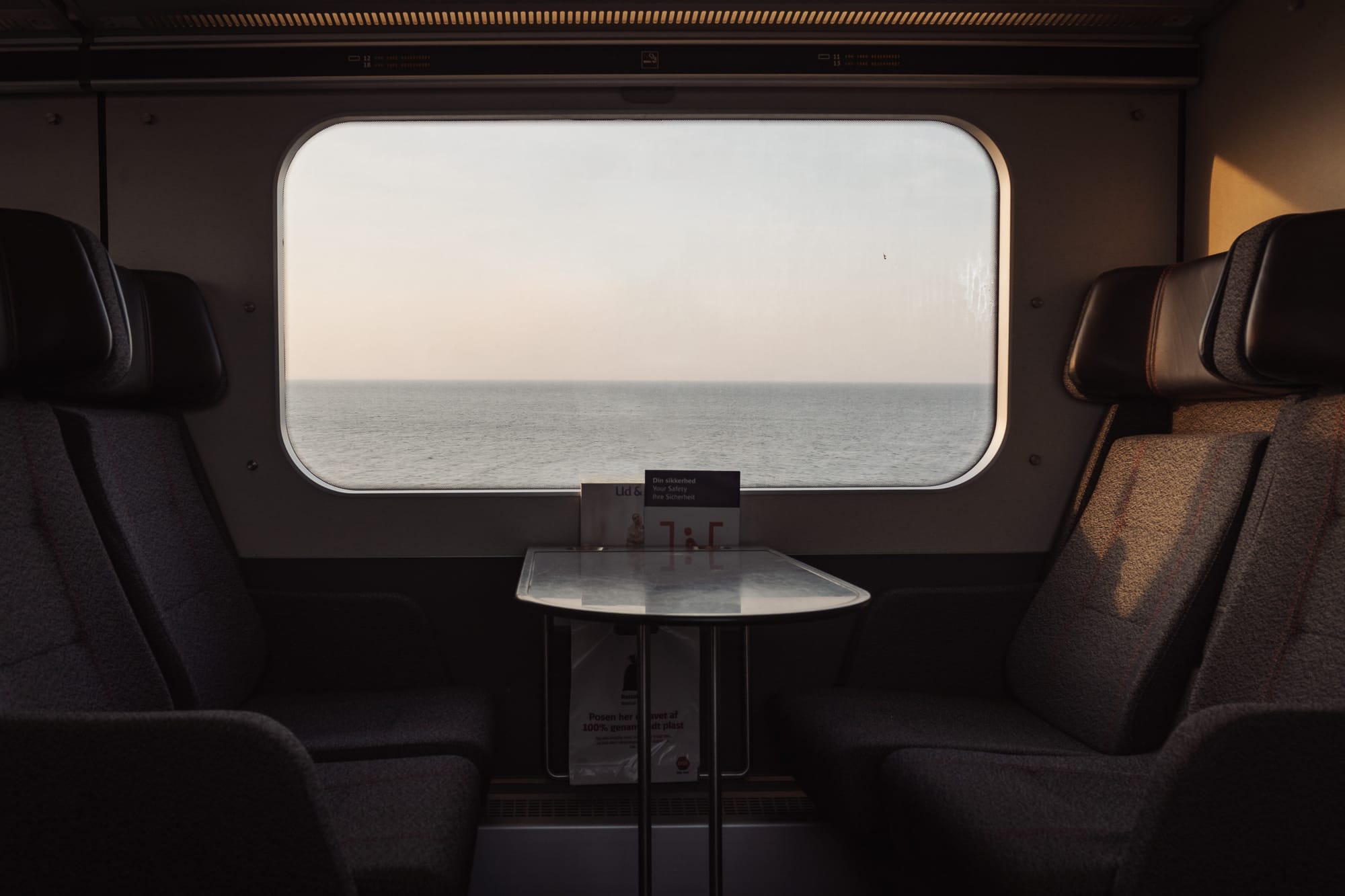 Ausblick durchs Zugfenster aufs Meer